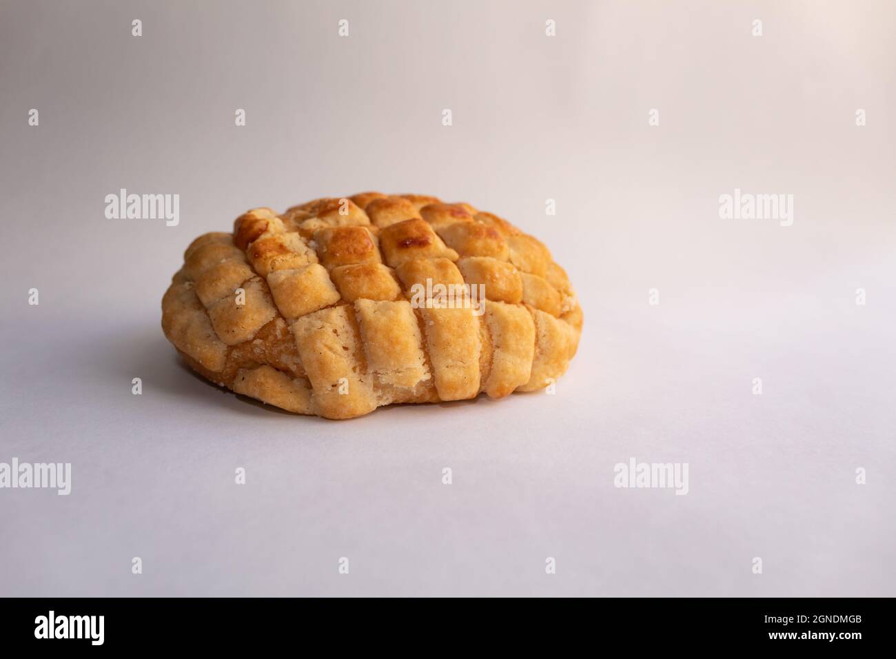 delizioso pane tradizionale messicano su sfondo bianco Foto Stock