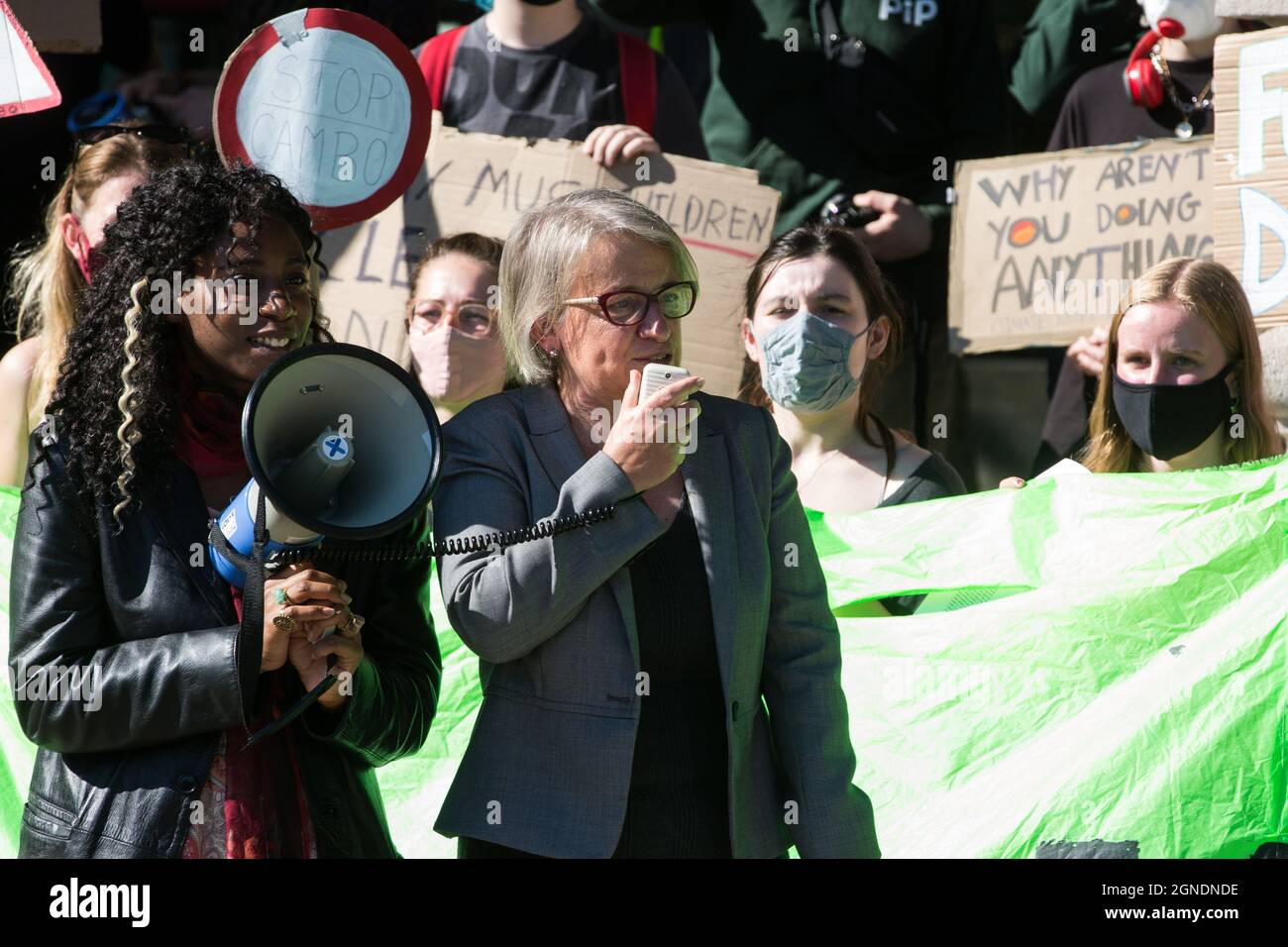 Londra, Regno Unito. 24 settembre 2021. Natalie Bennett, baronessa Bennett del castello di Manor, si rivolge a centinaia di giovani che prendono parte a uno sciopero climatico globale per chiedere giustizia climatica intersezionale. Lo sciopero climatico globale è stato organizzato per evidenziare le influenze dannose attraverso il colonialismo, l'imperialismo e lo sfruttamento del Nord globale su MAPA (popoli e aree più colpiti), che hanno contribuito a far loro ora sperimentare i peggiori effetti della crisi climatica, E per chiedere al Nord Globale di pagare riparazioni a MAPA. Credit: Mark Kerrison/Alamy Live News Foto Stock Londra, Regno Unito. 24 settembre 2021. Natalie Bennett, baronessa Bennett del castello di Manor, si rivolge a centinaia di giovani che prendono parte a uno sciopero climatico globale per chiedere giustizia climatica intersezionale. Lo sciopero climatico globale è stato organizzato per evidenziare le influenze dannose attraverso il colonialismo, l'imperialismo e lo sfruttamento del Nord globale su MAPA (popoli e aree più colpiti), che hanno contribuito a far loro ora sperimentare i peggiori effetti della crisi climatica, E per chiedere al Nord Globale di pagare riparazioni a MAPA. Credit: Mark Kerrison/Alamy Live News Foto Stock
