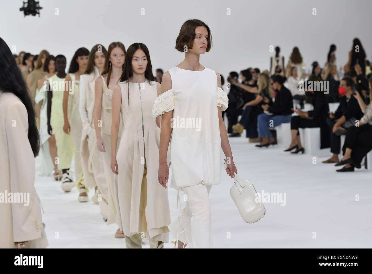 Modella cammina sulla pista allo Sportmax Fashion Show durante la Primavera/Estate  2022 Collection Fashion Show alla settimana della Moda di Milano a Milano  il 24 Settembre 2021. (Foto di Jonas Gustavsson/Sipa USA
