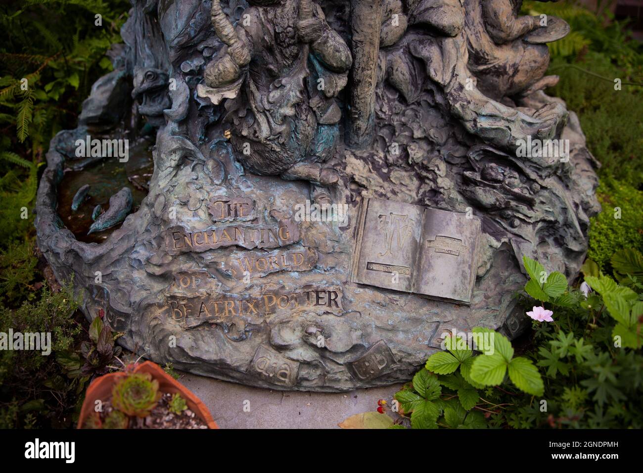 Statua dedicata a Beatrix Potter al mondo di Beatrix Potter Attraction in Inghilterra Foto Stock