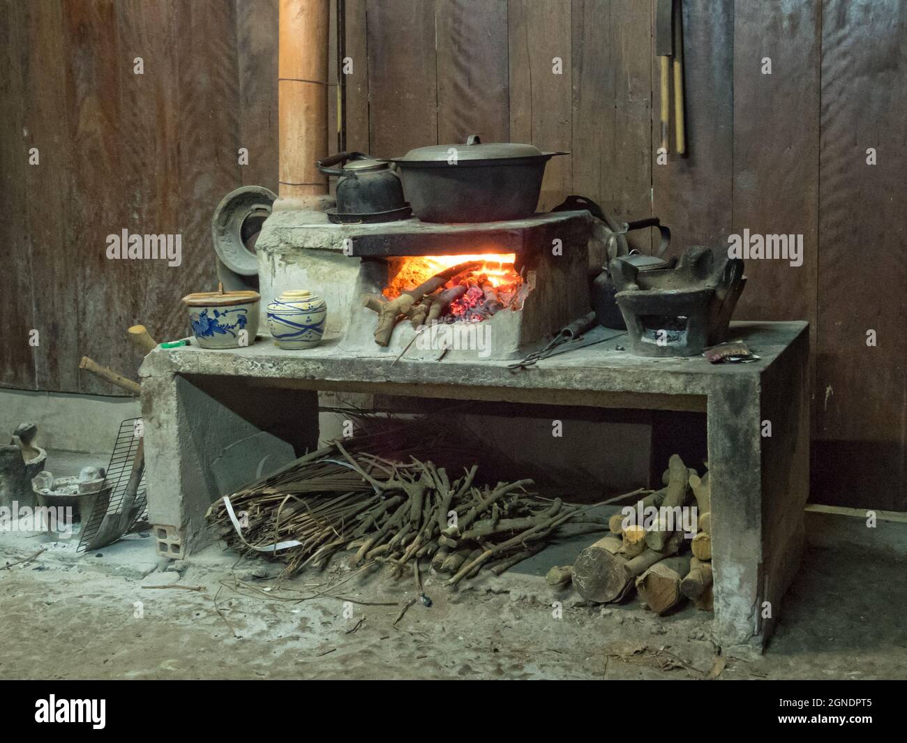 Cucina casalinga su un forno a legna tradizionale - Vinh Long Island, Vietnam Foto Stock