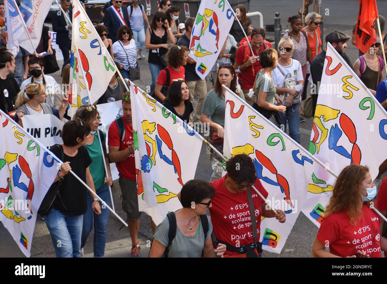 Marsiglia, Francia. 23 settembre 2021. Manifestanti che marciavano con bandiere durante la dimostrazione. Gli insegnanti protestano contro la politica del ministro dell'Istruzione nazionale, Jean-Michel Blanquer a Marsiglia, Francia. Credit: SOPA Images Limited/Alamy Live News Foto Stock