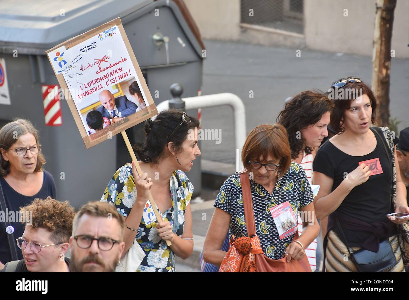 Marsiglia, Francia. 23 settembre 2021. Un manifestante che marciò con un cartello che esprime la sua opinione, durante la manifestazione. Gli insegnanti protestano contro la politica del ministro dell'Istruzione nazionale, Jean-Michel Blanquer a Marsiglia, Francia. Credit: SOPA Images Limited/Alamy Live News Foto Stock