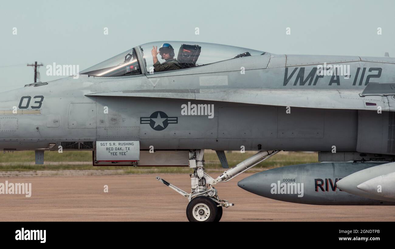 A Marine with the Marine Fighter Attack Squadron (VMFA) 112, Marine Aircraft Group 41, 4th Marine Aircraft Wing, gestures arrivederci prima del decollo alla Naval Air Station (NAS) Joint Reserve base (JRB) Fort Worth, Texas, 13 settembre 2021. VMFA-112 ha lasciato NAS JRB Fort Worth per un'implementazione di sei mesi nel Giappone continentale come parte del programma di implementazione delle unità, in cui contribuiranno a mantenere la pace e la stabilità nell'area operativa Indo-Pacific. (STATI UNITI Corpo marino Foto di Lance CPL. David Intriago) Foto Stock