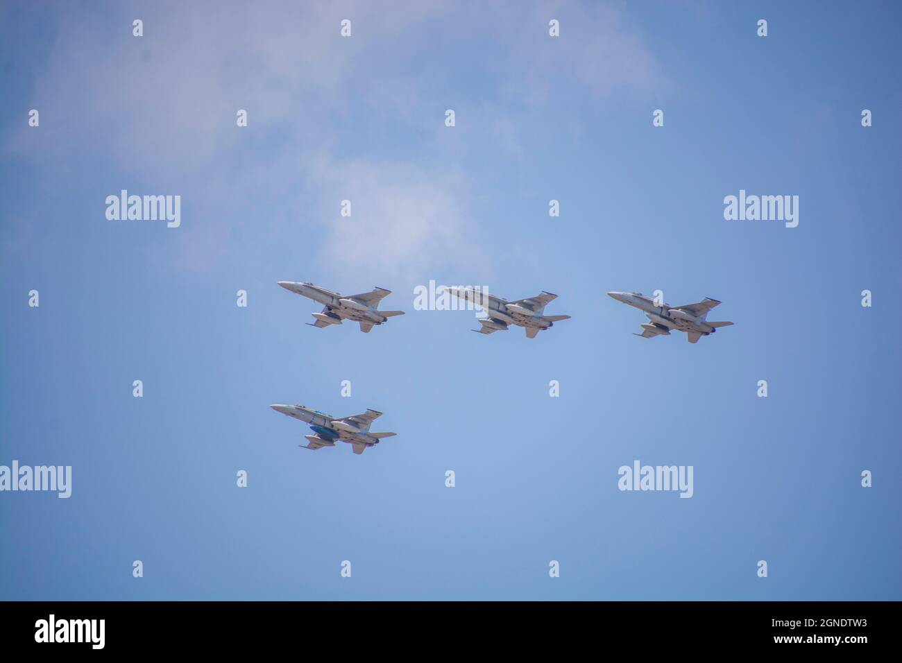 Piloti con Marine Fighter Attack Squadron (VMFA) 112, Marine Aircraft Group 41, 4th Marine Aircraft Wing, prove di formazioni di volo in preparazione per un intervento di sendoff a bordo della base della base della base della base militare Naval Air Station Joint Reserve Fort Worth, Texas, 2 settembre 2021. VMFA-112 ha completato la formazione pre-implementazione in preparazione alla distribuzione al comando statunitense Indo-Pacific AOR per aumentare e supportare Marine Aircraft Group 12, 1a Marine Aircraft Wing. Durante la fase di pre-implementazione, VMFA-112 è stato sottoposto a una serie di ispezioni, ha completato i requisiti di formazione annuali e ha condotto una prova presso Marine Corps Air Foto Stock