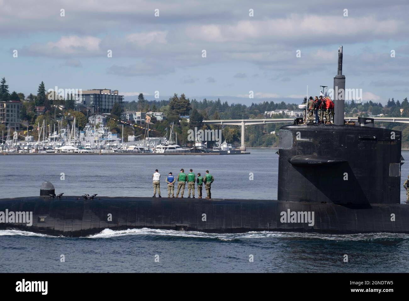 I marinai si levano a bordo del sottomarino ad attacco rapido di classe Los Angeles USS Providence (SSN 719) mentre la nave transita il Puget Sound verso il suo nuovo homeport della base navale Kitsap a Bremerton, Washington 23 settembre 2021. Providence, il più antico sottomarino attivo ad attacco rapido della Marina degli Stati Uniti, salpò da Groton, Connecticut ed è in programma di iniziare il processo di disattivazione e disattivazione presso il cantiere navale Puget Sound. (STATI UNITI Foto Navy di Mass Communication Specialist 1st Class Heather C. Wamsley) Foto Stock