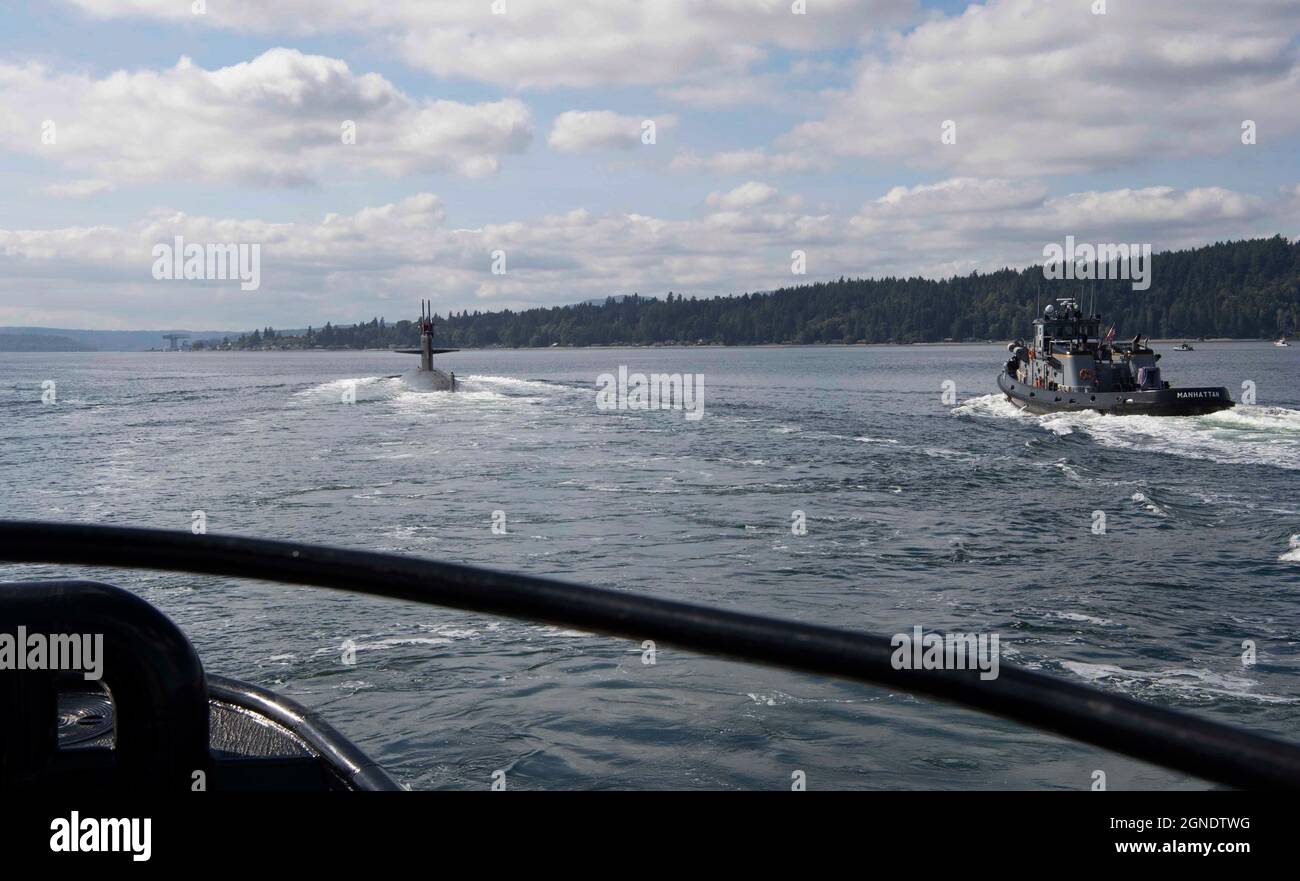 Il sottomarino ad attacco rapido USS Providence (SSN 719) di classe Los Angeles transita il Puget Sound nel suo nuovo homeport della base navale Kitsap a Bremerton, Washington 23 settembre 2021. Providence, il più antico sottomarino attivo ad attacco rapido della Marina degli Stati Uniti, salpò da Groton, Connecticut ed è in programma di iniziare il processo di disattivazione e disattivazione presso il cantiere navale Puget Sound. (STATI UNITI Foto Navy di Mass Communication Specialist 1st Class Heather C. Wamsley) Foto Stock