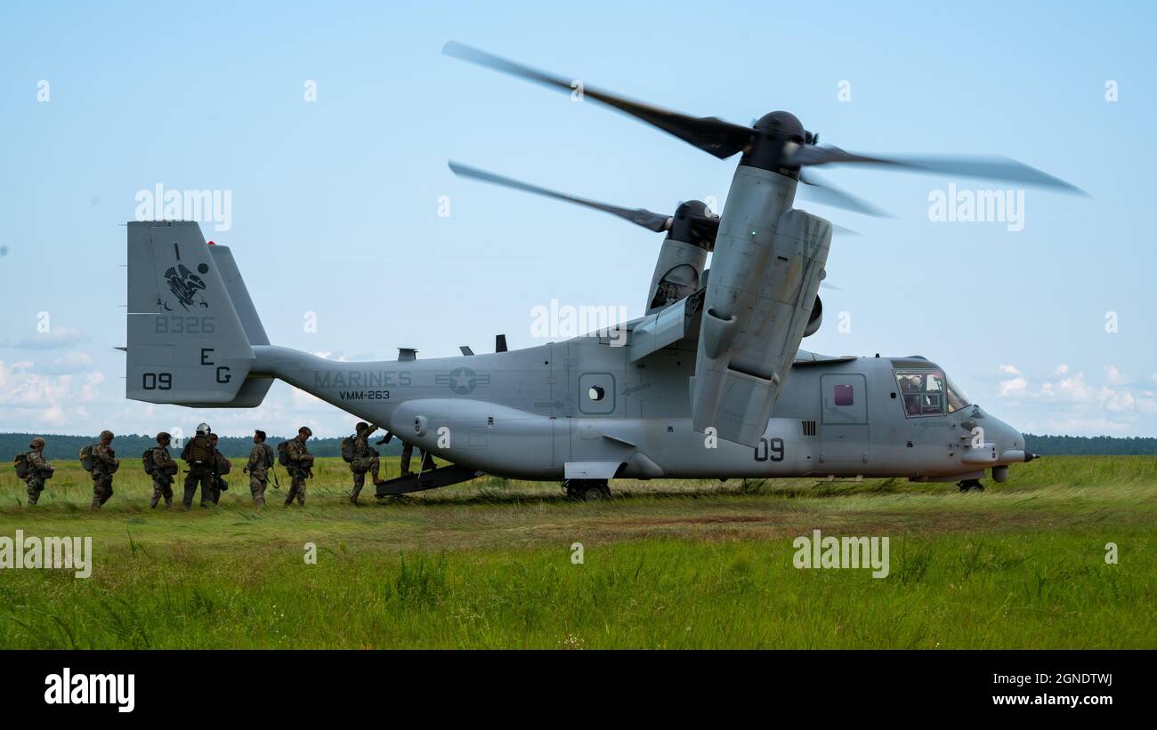 La riserva dell'esercito degli Stati Uniti e i paracadutisti di servizio attivi assegnati al comando degli affari civili e delle operazioni psicologiche dell'esercito degli Stati Uniti (Airborne) e le unità di servizio attive preparano a condurre le operazioni non tattiche di trasporto aereo da un velivolo MV-22 di Osprey della Sicilia Drop zone, Fort Bragg, N.C., luglio 26, 2021, per mantenere la disponibilità e la competenza missionaria tra i loro paracadutisti. (STATI UNITI Esercito foto di col. David S. Yuen) Foto Stock