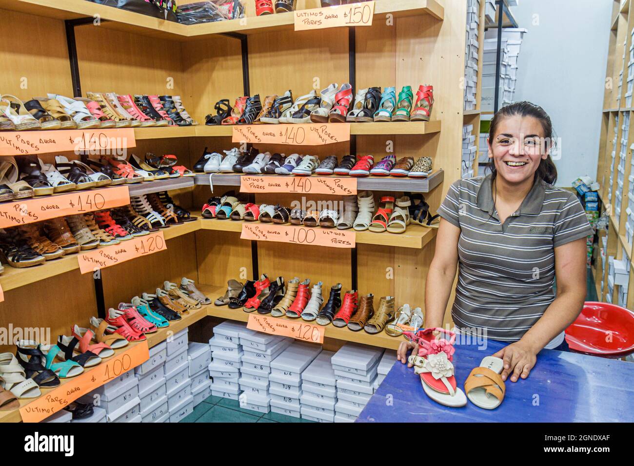 Buenos Aires Argentina,Avenida de Mayo,negozio di scarpe,vendita calzature  esposizione sandali ispanica donna dipendente Foto stock - Alamy