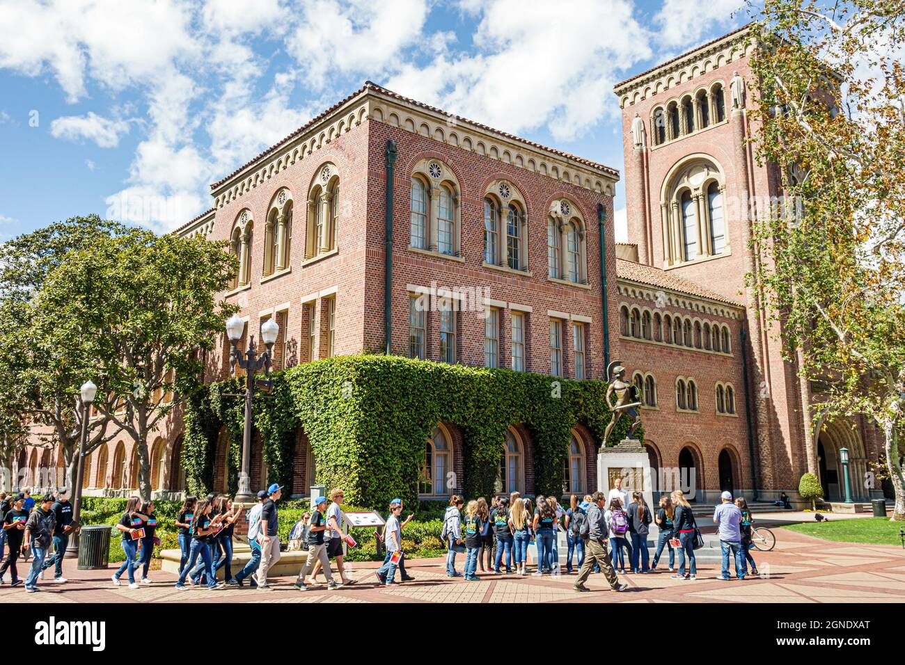 Los Angeles California, USC University of Southern California campus, Hahn Central Plaza, Tommy Trojan Shrine ragazzi ragazze teen studenti tour di orientamento Foto Stock