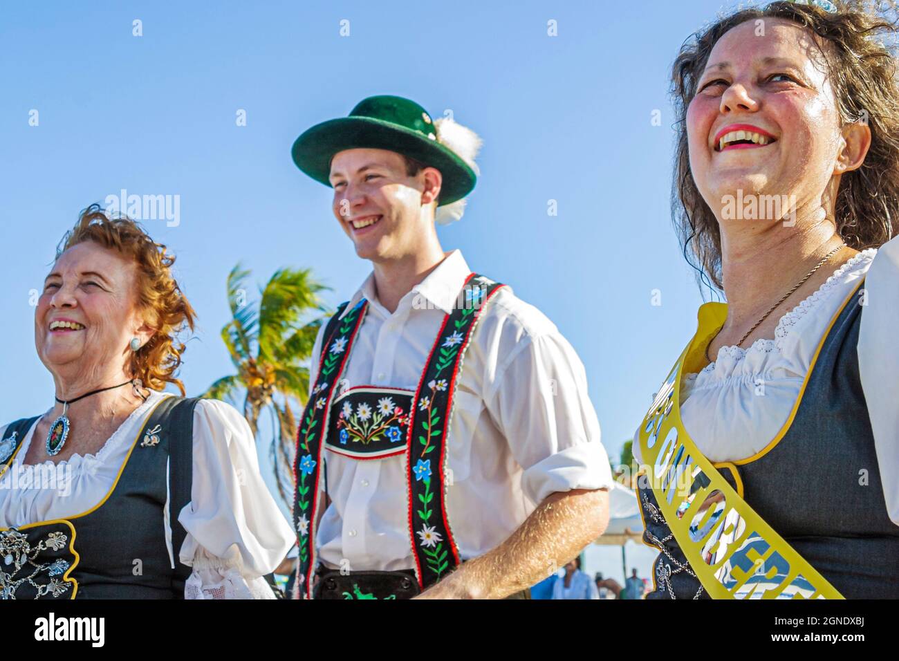 Hollywood Beach Florida, Oktoberfest festival culturale tedesco ballerini, uomo donne sorridenti abiti costumi tracht dirndl abiti lederhosen shorts Foto Stock