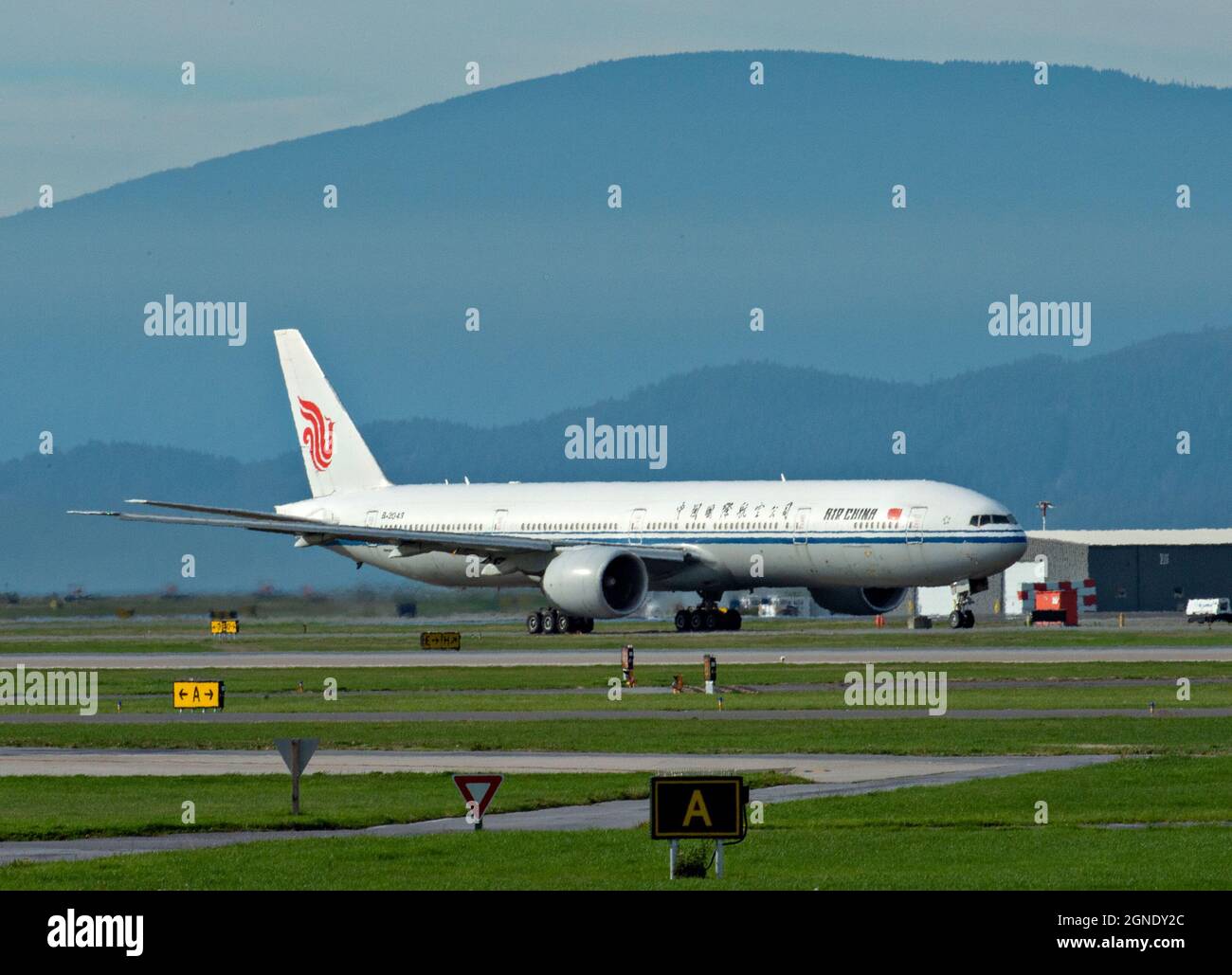 Vancouver, Canada. 24 settembre 2021. Foto scattata il 24 settembre 2021 mostra l'aereo che trasporta la signora Meng Wanzhou a Vancouver, Canada. Attraverso sforzi incessanti del governo cinese, la sig.ra Meng Wanzhou ha già lasciato il Canada, il 24 settembre ora locale, su un volo charter organizzato dal governo cinese. Presto tornerà nel suo paese d'origine e si riunirà con la sua famiglia. Credit: Andrew Soong/Xinhua/Alamy Live News Foto Stock