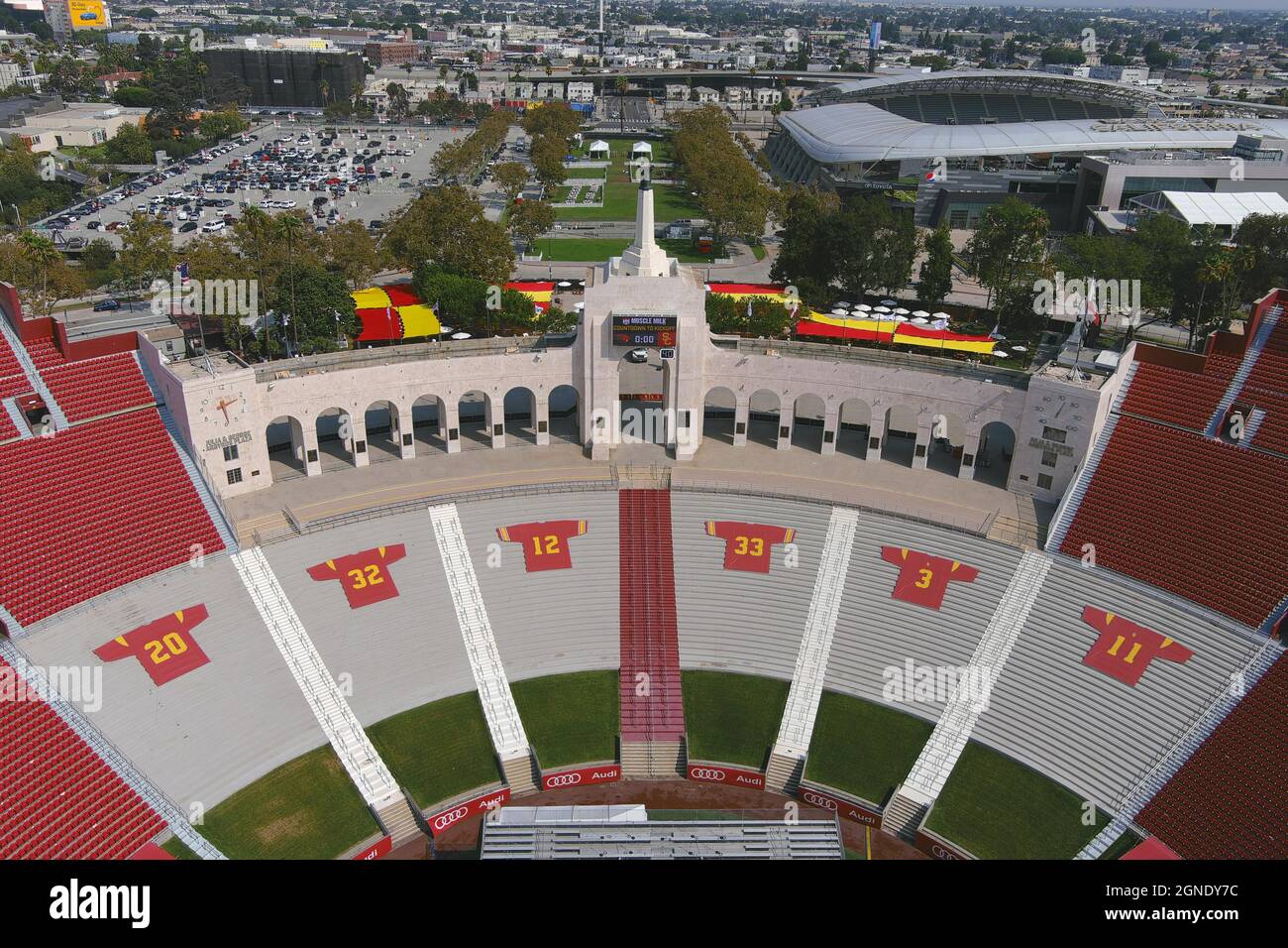 Una visione generale delle maglie dei Trofei Heisman della California Meridionale al Los Angeles Memorial Coliseum Peristyle, venerdì 24 settembre, Foto Stock