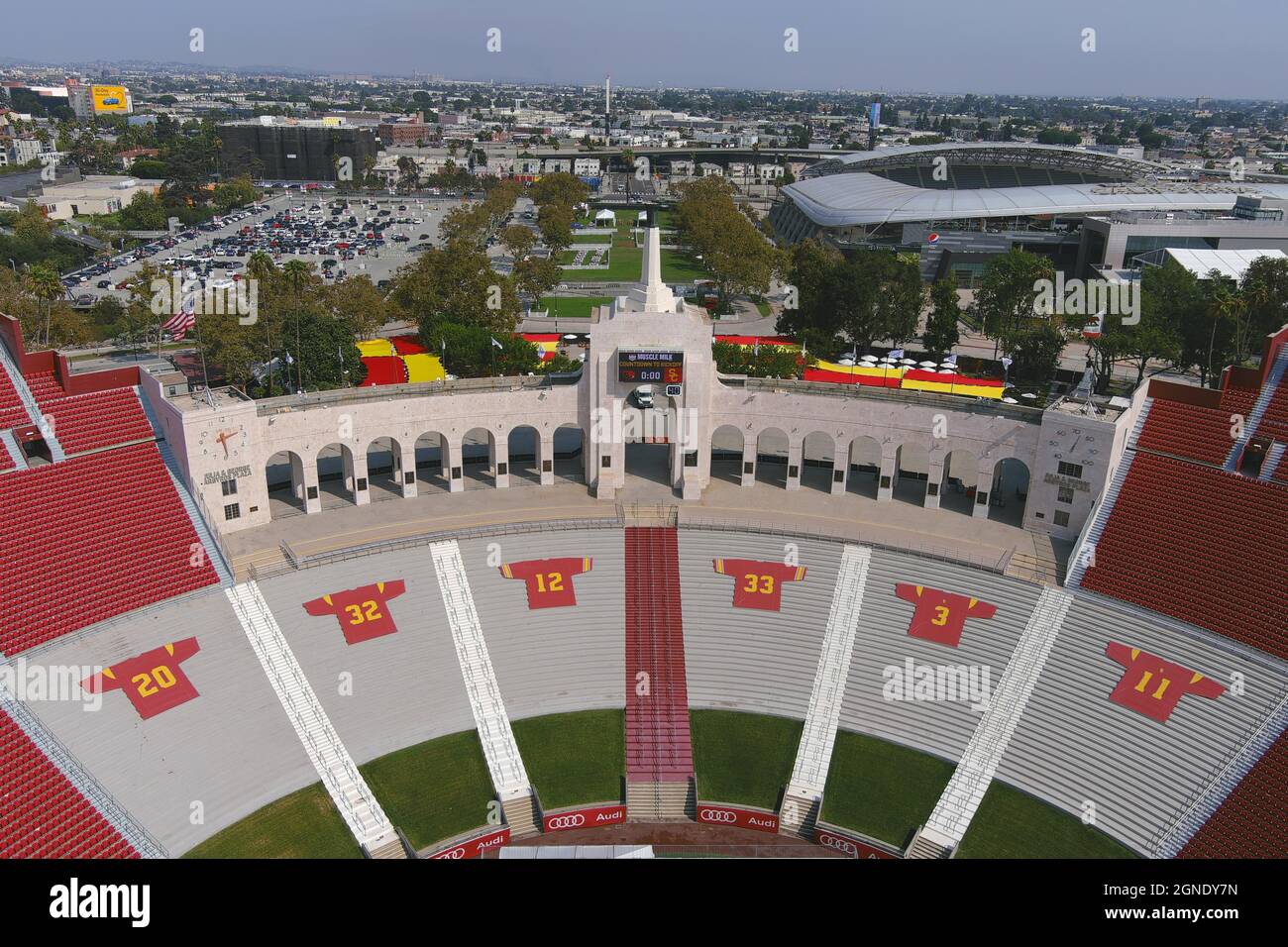Una visione generale delle maglie dei Trofei Heisman della California Meridionale al Los Angeles Memorial Coliseum Peristyle, venerdì 24 settembre, Foto Stock