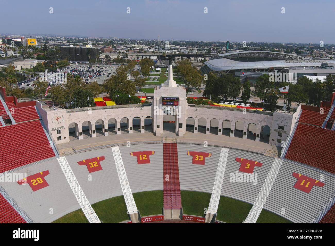 Una visione generale delle maglie dei Trofei Heisman della California Meridionale al Los Angeles Memorial Coliseum Peristyle, venerdì 24 settembre, Foto Stock