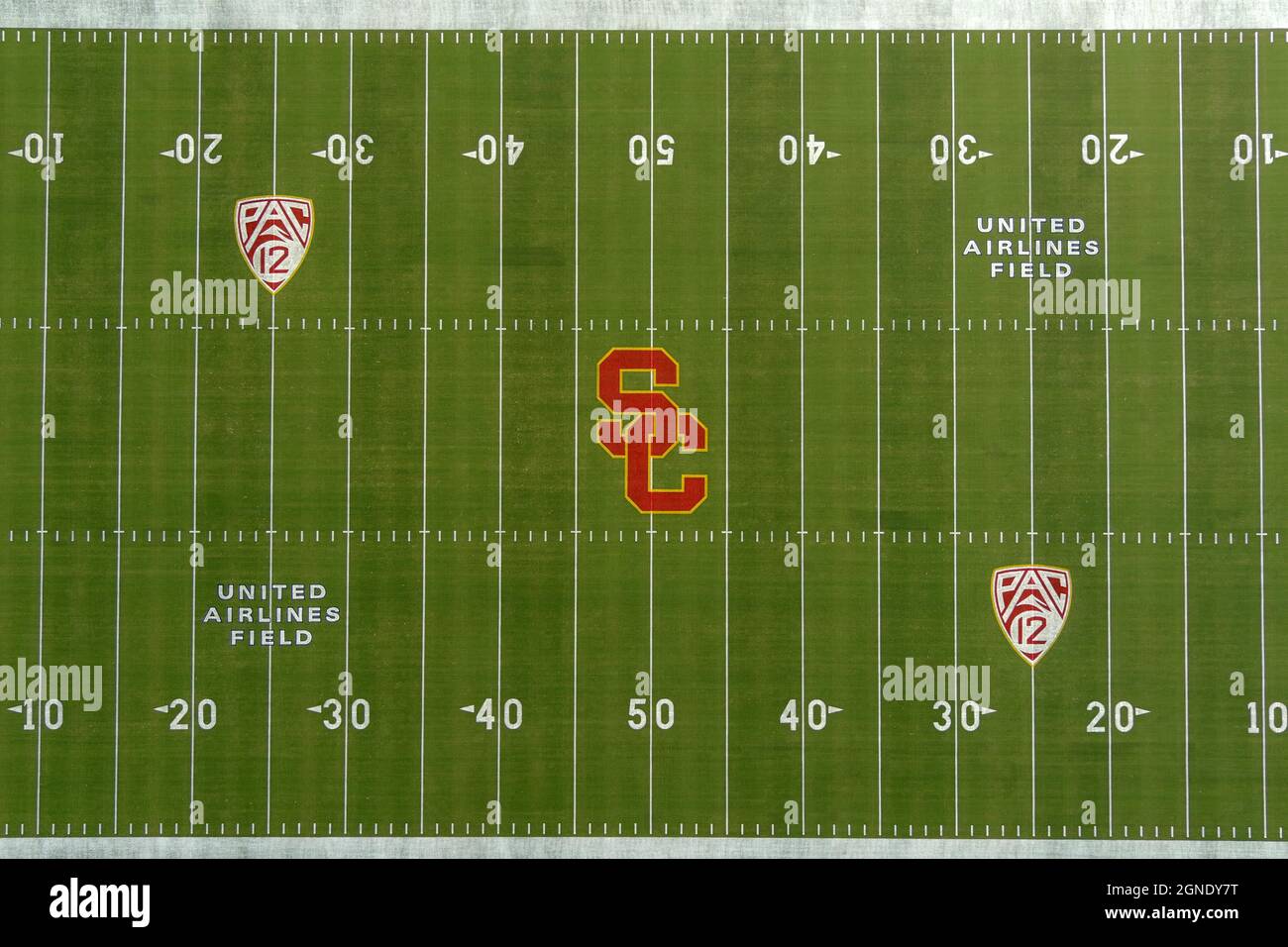 Una vista aerea dei logo della Southern California Trojans e della Conferenza PAC-12 sul campo di calcio del Los Angeles Memorial Coliseum, venerdì 24 settembre 2 Foto Stock