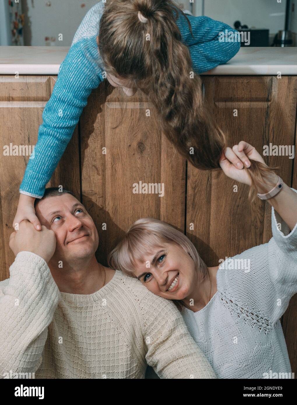 Buona famiglia divertirsi. Orgogliosa madre e padre sorridendo Foto Stock
