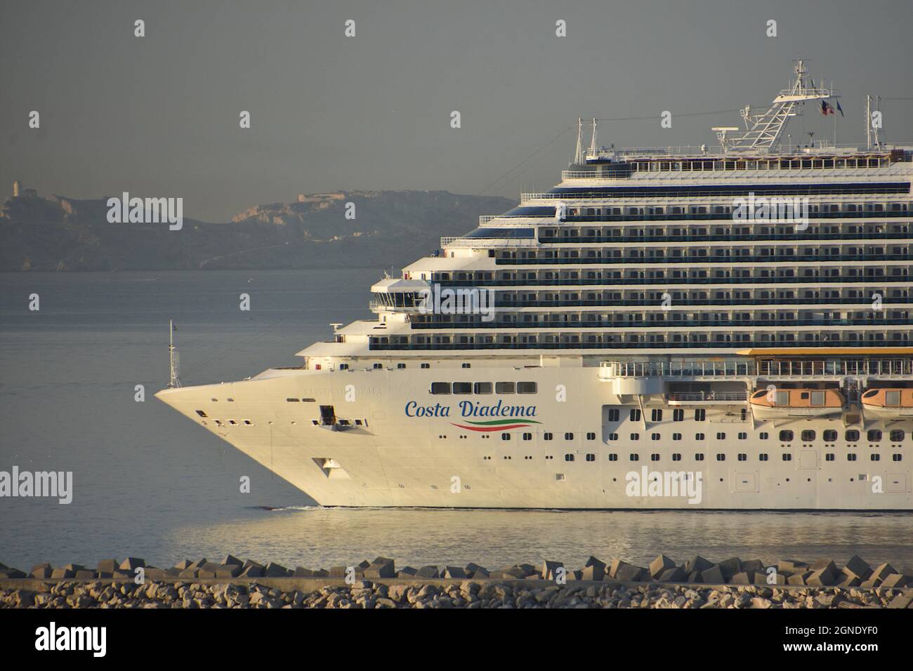 Primo piano della nave da crociera "Costa Diadema" che arriva a Marsiglia.  La nave da crociera di linea “Costa Diadema” arriva nel porto mediterraneo  francese di Marsiglia. (Foto di Gerard Bottino /