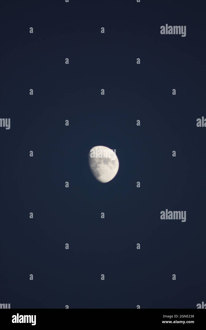 Primo piano colpo di allfo luna vicino al costline Karachi Pakistan durante il pericolo ciclone biparjoy Foto Stock