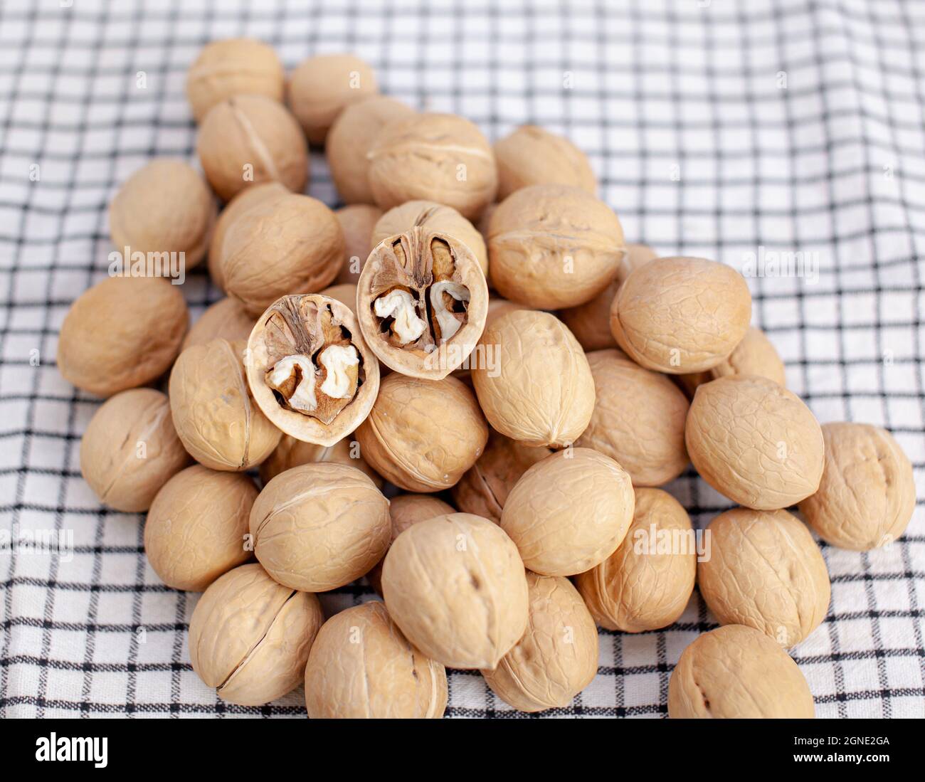 Un sacco di noci intere su un tovagliolo primo piano. Cibo sano, organico e sano con un alto contenuto di proteine e proteine. Foto Stock