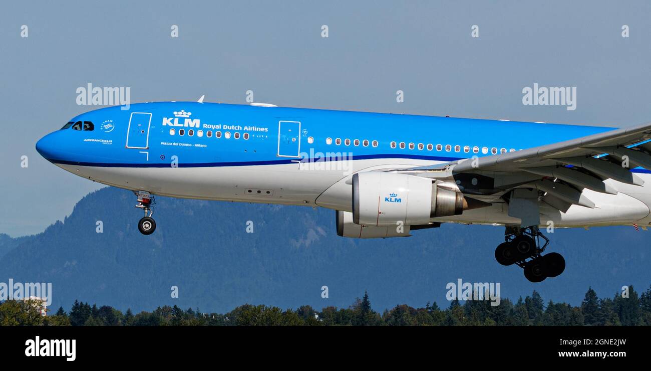 Richmond, British Columbia, Canada. 24 settembre 2021. Un KLM Royal Dutch Airlines Airbus A330-200 Jet (PH-AOD) atterra all'Aeroporto Internazionale di Vancouver. (Credit Image: © Bayne Stanley/ZUMA Press Wire) Credit: ZUMA Press, Inc./Alamy Live News Foto Stock