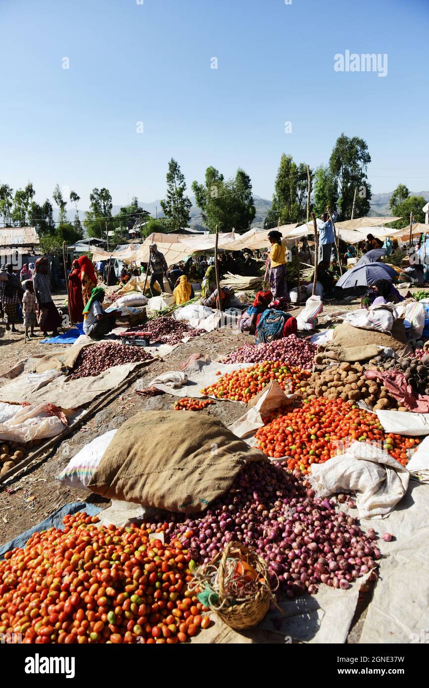 Il colorato mercato vegetale nel mercato settimanale all'aperto a Bati, Etiopia. Foto Stock