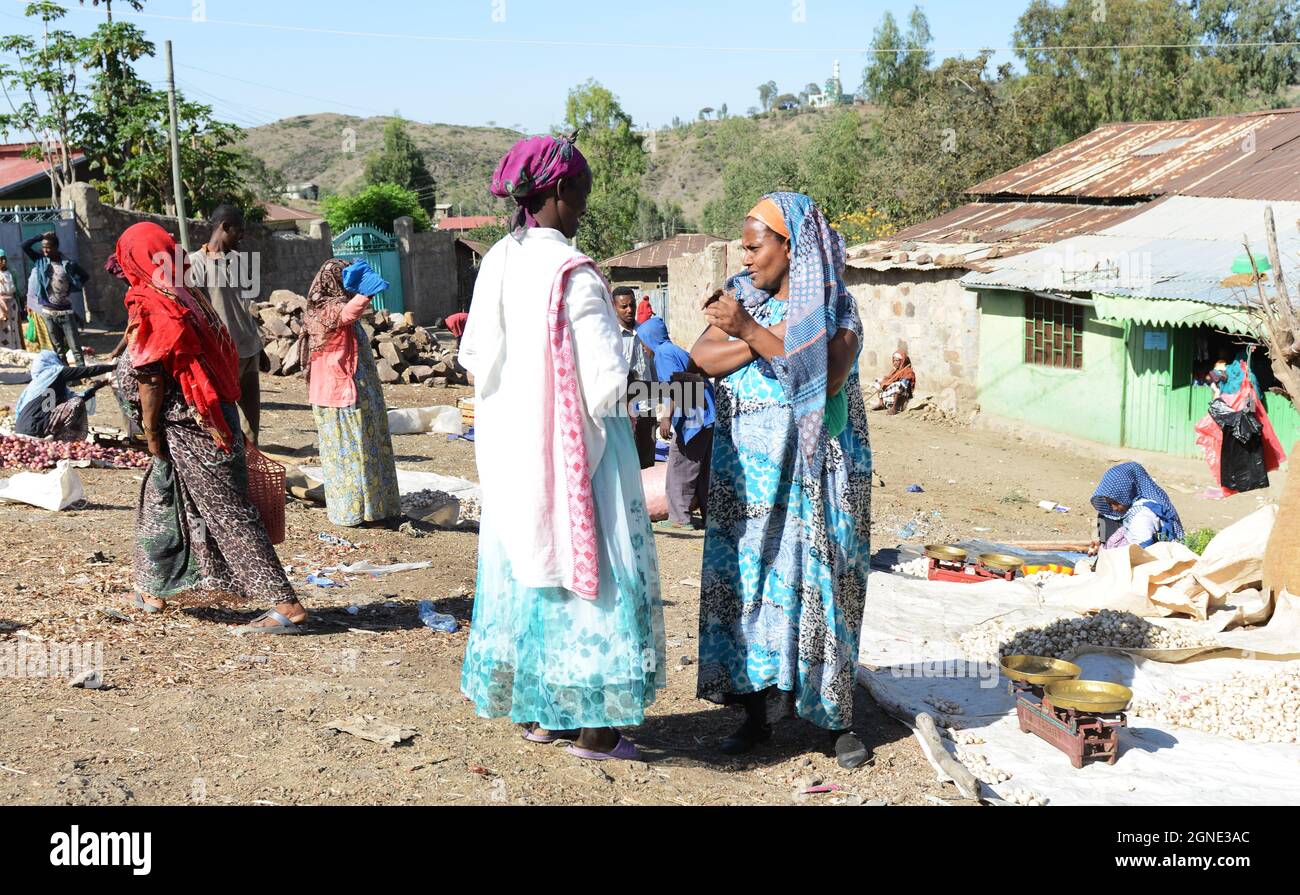 Il colorato mercato settimanale a Bati, Etiopia. Foto Stock