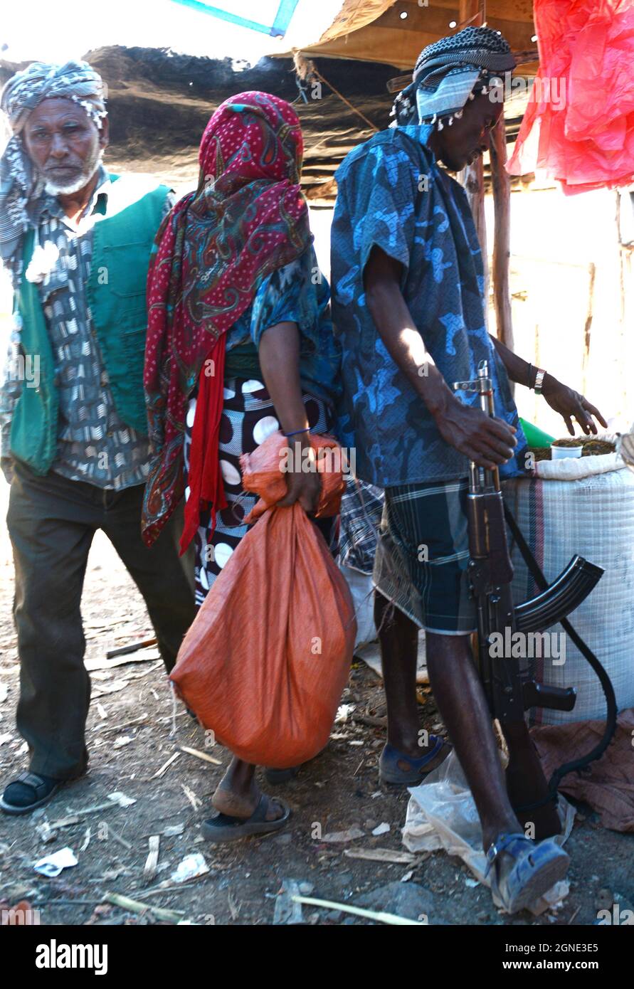 Un tribesman con il suo Kalashnikov al mercato di Bati, Etiopia. Foto Stock