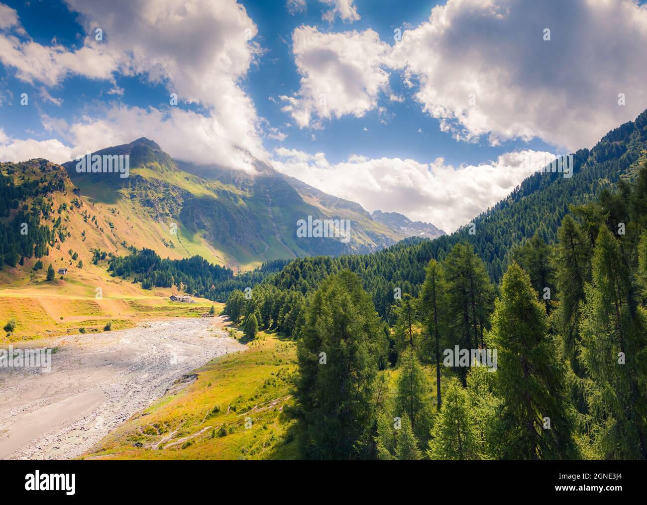Pittoresca vista estiva dalla cima del passo Maloja. Colorata scena mattutina nelle Alpi svizzere, alta Engadina nel cantone dei Grigioni, Svizzera, Europa Foto Stock