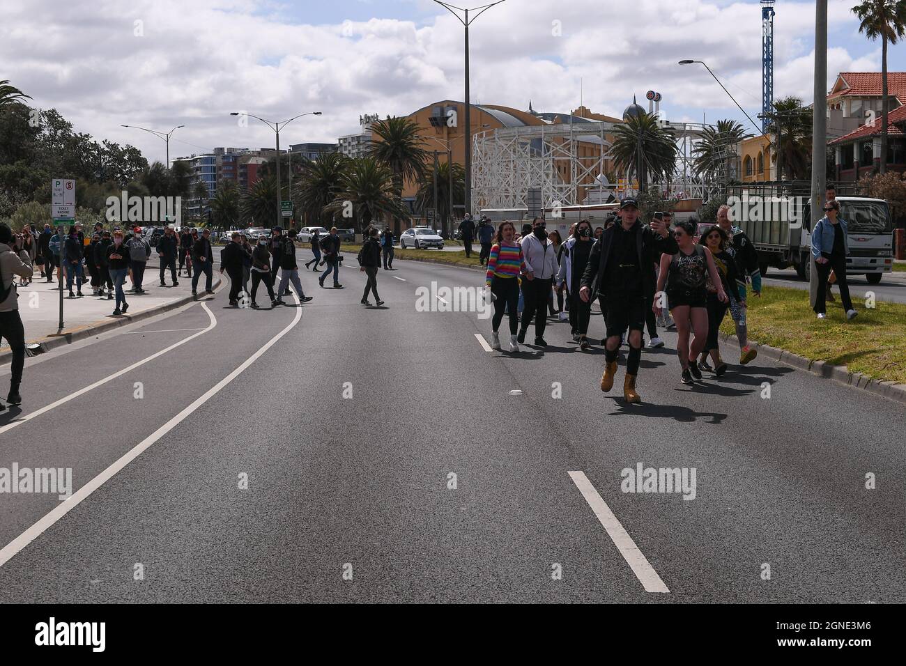 Melbourne, Australia, 25 settembre 2021. I manifestanti si riversano su Beach Road durante il tentativo di raduno "Millions March for Freedom" a St Kilda. Melbourne diventa la città più lunga del mondo e si trova di fronte a un altro giorno di proteste pianificate e di azioni di polizia su risposte pandemiche, tra cui blocchi e vaccinazioni obbligatorie, imposte alla città per contrastare la diffusione della variante Delta del COVID-19. Credit: Michael Currie/Speed Media/Alamy Live News Foto Stock