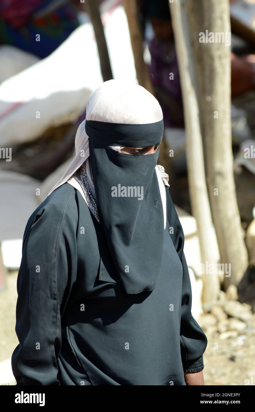 Una donna musulmana completamente coperta al mercato di Bati in Etiopia. Foto Stock