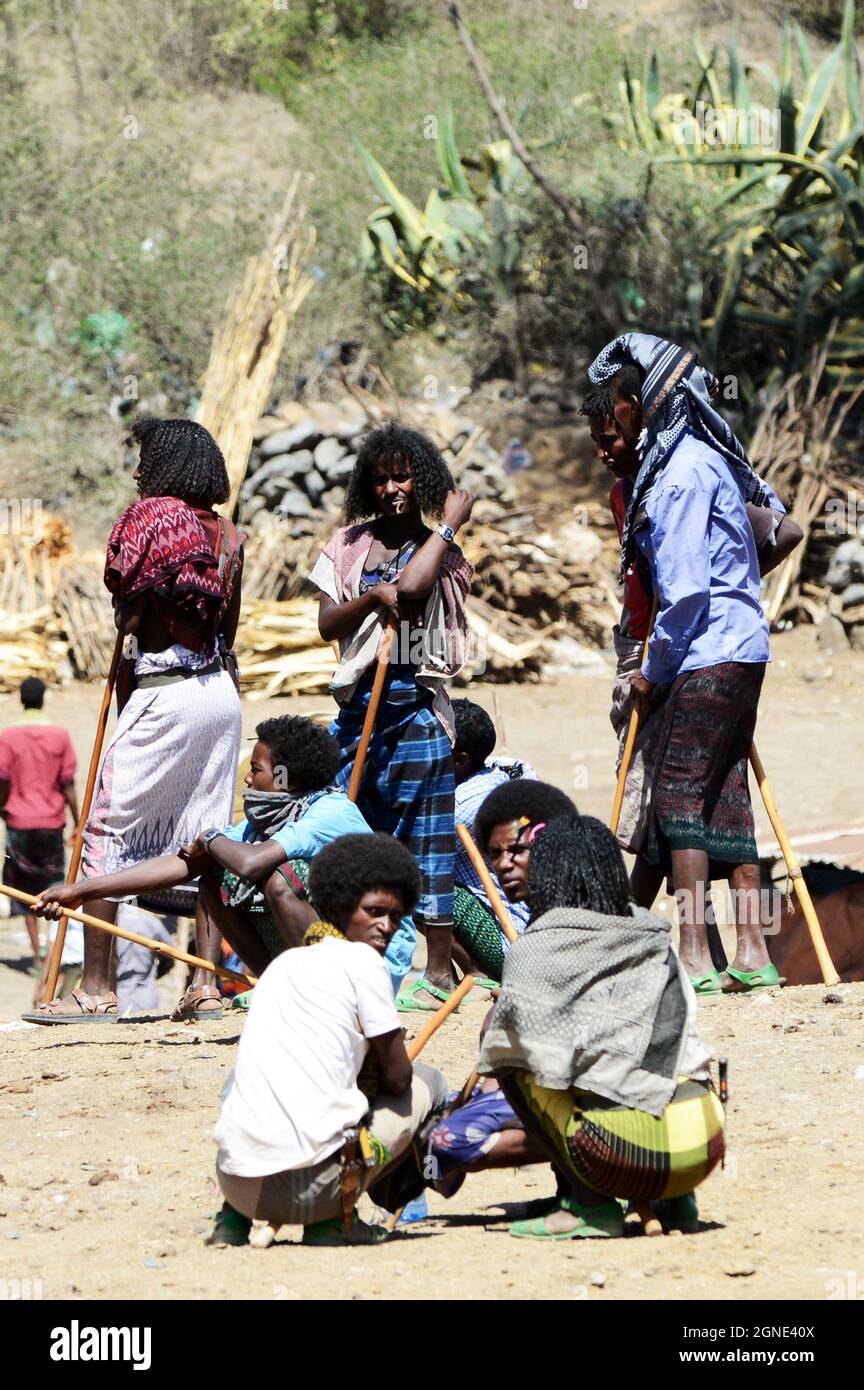 Afar uomini al mercato settimanale a Bati, Etiopia. Foto Stock