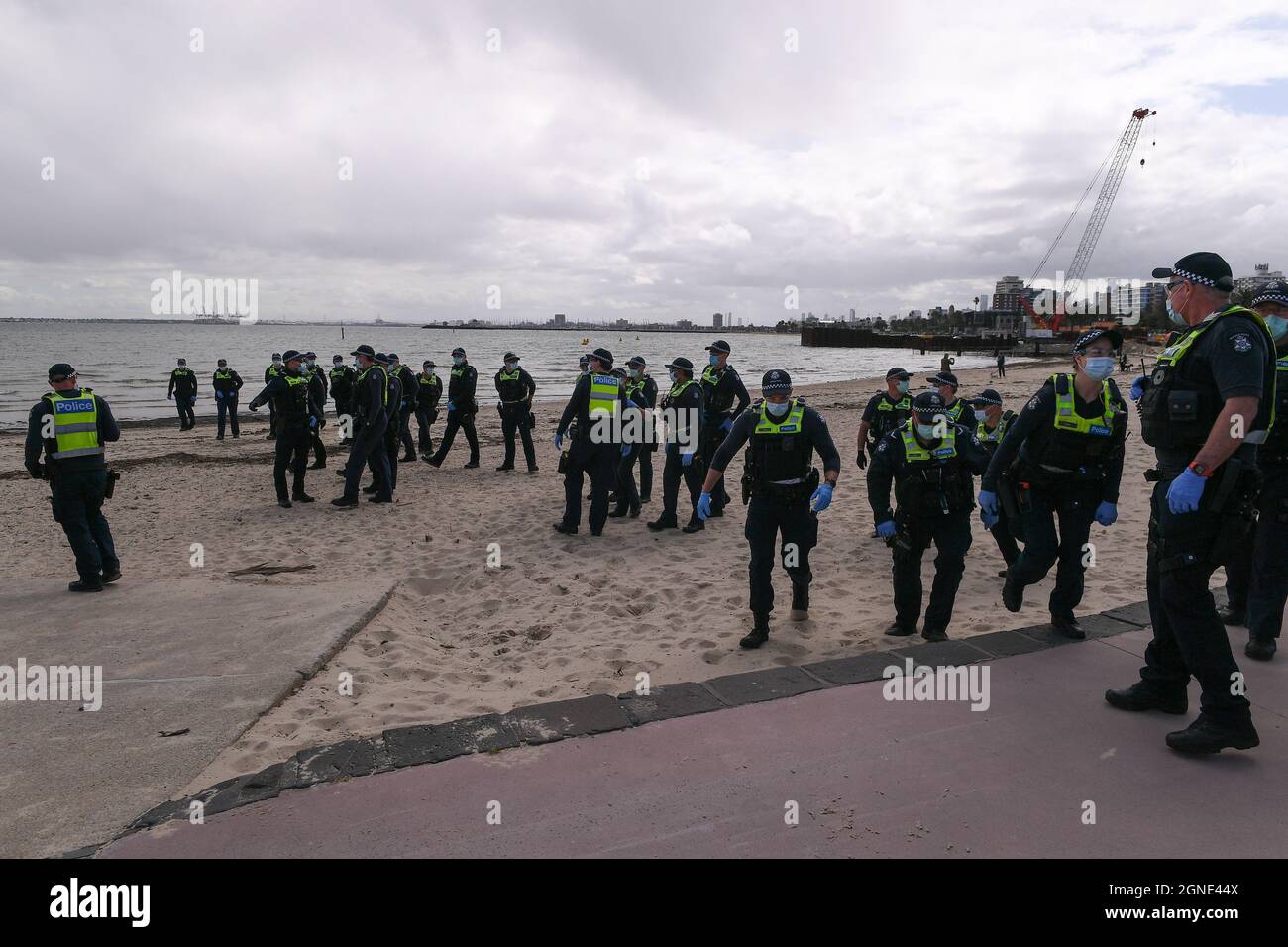 Melbourne, Australia, 25 settembre 2021. La polizia ha fatto la fila sulla spiaggia durante il raduno "Millions March for Freedom" a St Kilda. Melbourne diventa la città più lunga del mondo e si trova di fronte a un altro giorno di proteste pianificate e di azioni di polizia su risposte pandemiche, tra cui blocchi e vaccinazioni obbligatorie, imposte alla città per contrastare la diffusione della variante Delta del COVID-19. Credit: Michael Currie/Speed Media/Alamy Live News Foto Stock