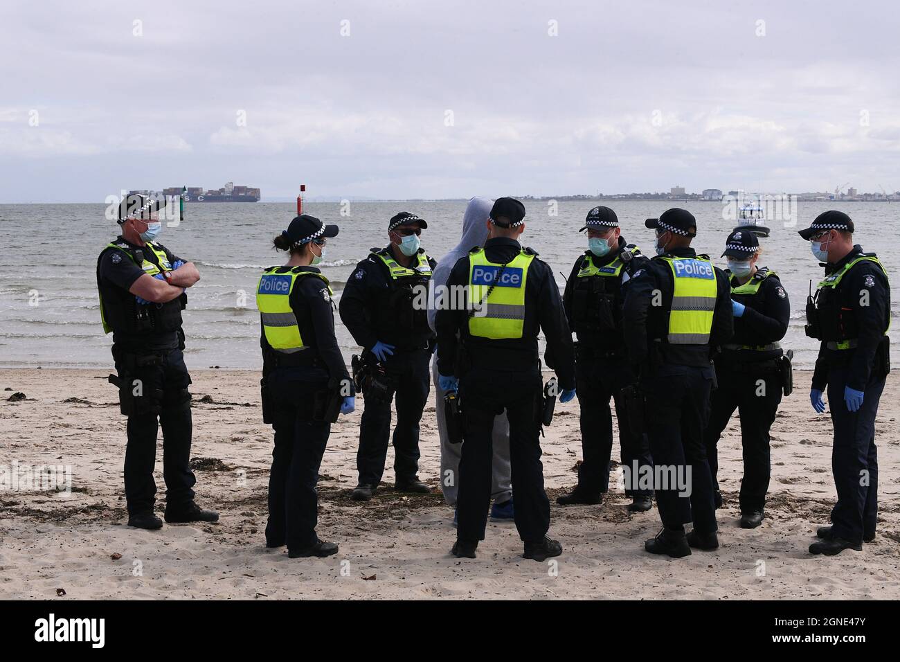 Melbourne, Australia, 25 settembre 2021. La polizia circonda e si interrogano su un manifestante durante il raduno 'Millions March for Freedom' a St Kilda. Melbourne diventa la città più lunga del mondo e si trova di fronte a un altro giorno di proteste pianificate e di azioni di polizia su risposte pandemiche, tra cui blocchi e vaccinazioni obbligatorie, imposte alla città per contrastare la diffusione della variante Delta del COVID-19. Credit: Michael Currie/Speed Media/Alamy Live News Foto Stock