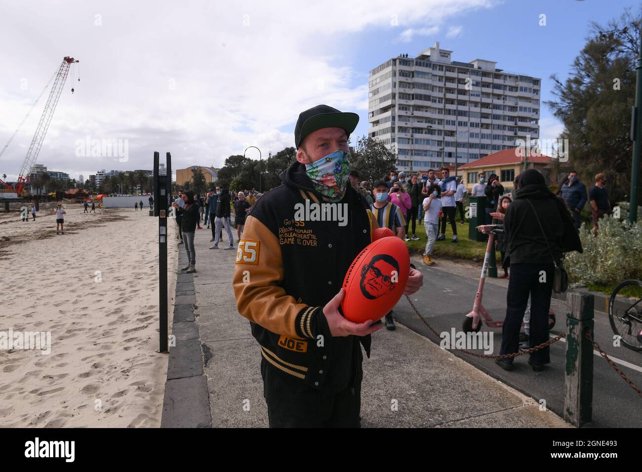 Melbourne, Australia, 25 settembre 2021. Un protester con un give 'Dan the Boot' durante il raduno 'Millions March for Freedom' a St Kilda. Melbourne diventa la città più lunga del mondo e si trova di fronte a un altro giorno di proteste pianificate e di azioni di polizia su risposte pandemiche, tra cui blocchi e vaccinazioni obbligatorie, imposte alla città per contrastare la diffusione della variante Delta del COVID-19. Credit: Michael Currie/Speed Media/Alamy Live News Foto Stock