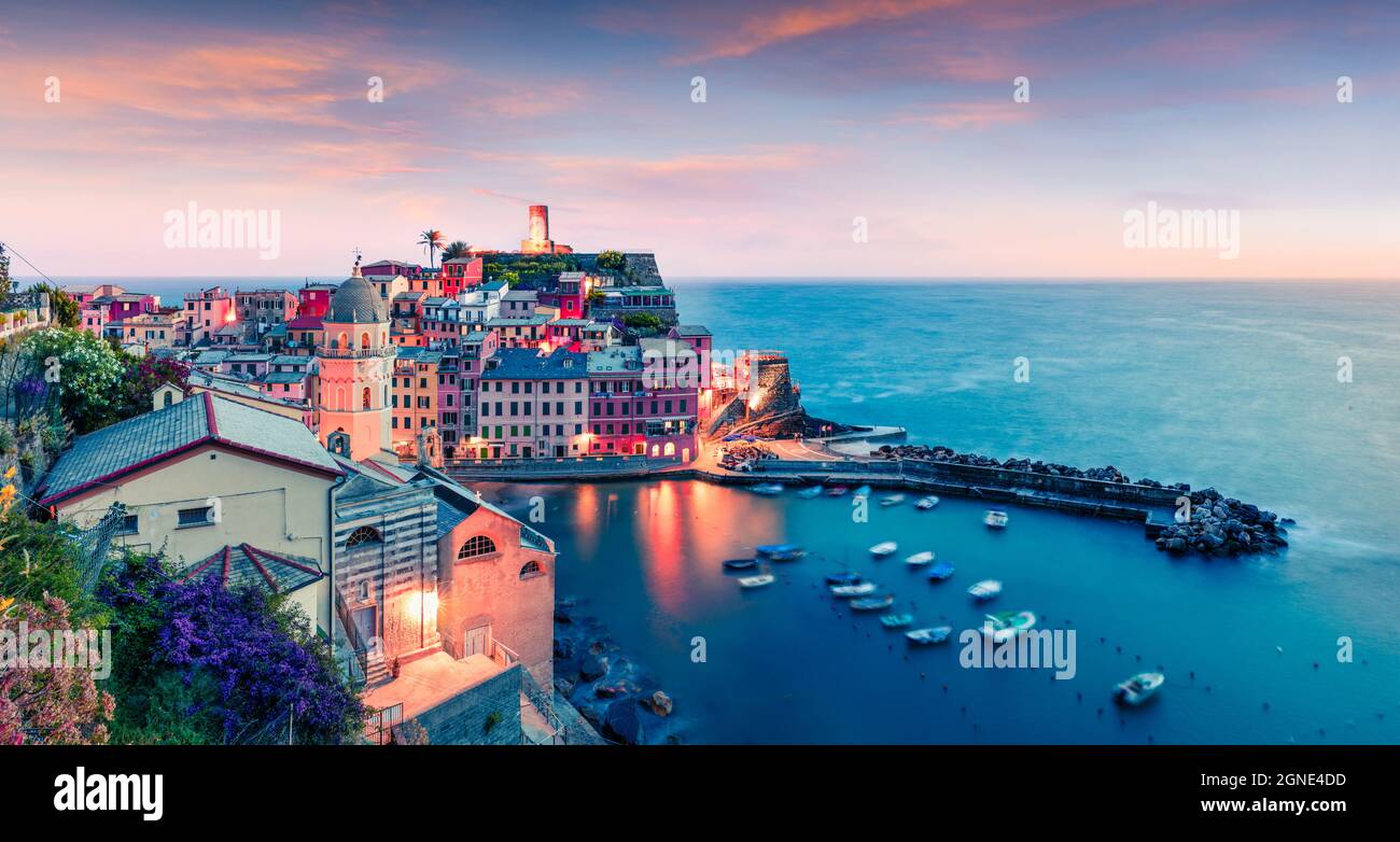 Uno dei cinque comuni che compongono la regione delle cinque Terre - Vernazza. Alba aerea in Liguria, Italia, Europa. Picturesqie condimento di Medite Foto Stock