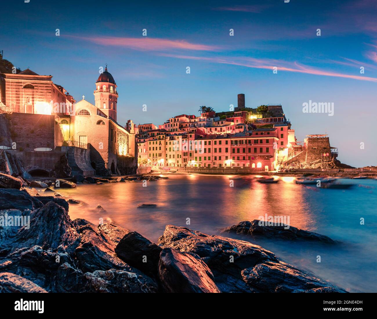 Uno dei cinque comuni che compongono la regione delle cinque Terre - Vernazza. Colorata alba primaverile in Liguria, Italia, Europa. Picturesqie stagcape di Medi Foto Stock