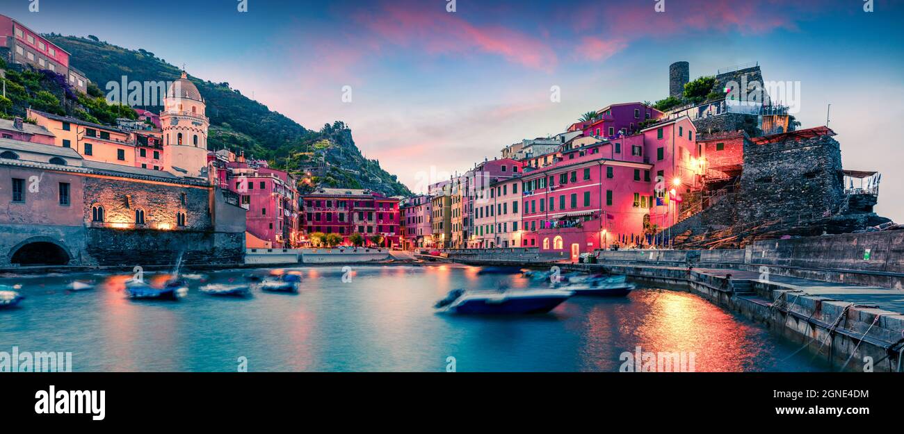 Uno dei cinque comuni che compongono la regione delle cinque Terre - Vernazza. Fantastica alba primaverile in Liguria, Italia, Europa. Picturesqie stagcape di Med Foto Stock