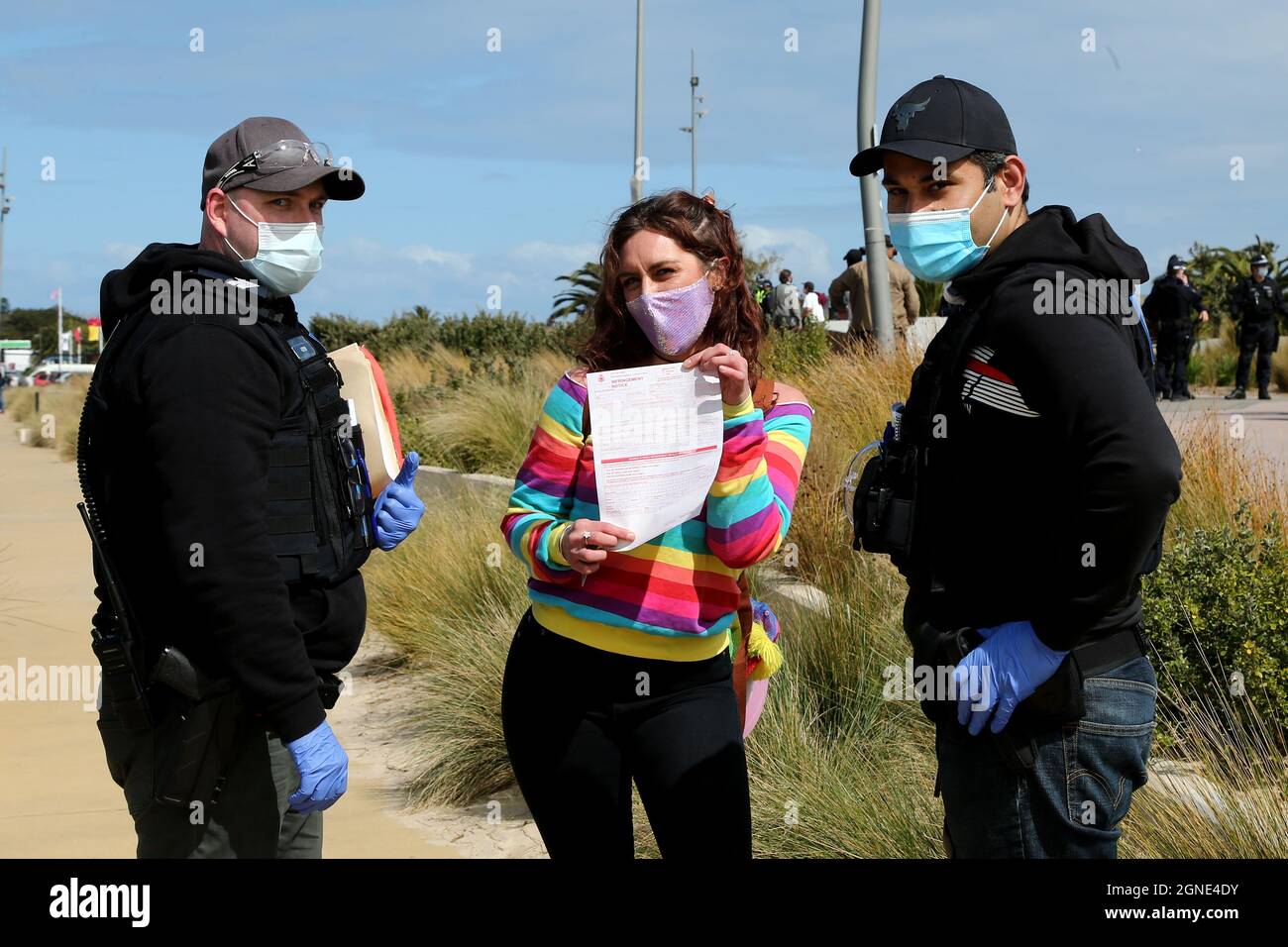 Melbourne, Australia, 25 settembre 2021. Un manifestante blocca il suo avviso di infrazione durante il raduno 'Millions March for Freedom' a St Kilda Beach. Melbourne subisce un altro giorno di proteste e caos per il Premier Daniel Andrews governo controverso e risposte pandemiche, tra cui blocchi e vaccinazioni obbligatorie. Credit: Dave Hewison/Speed Media/Alamy Live News Foto Stock