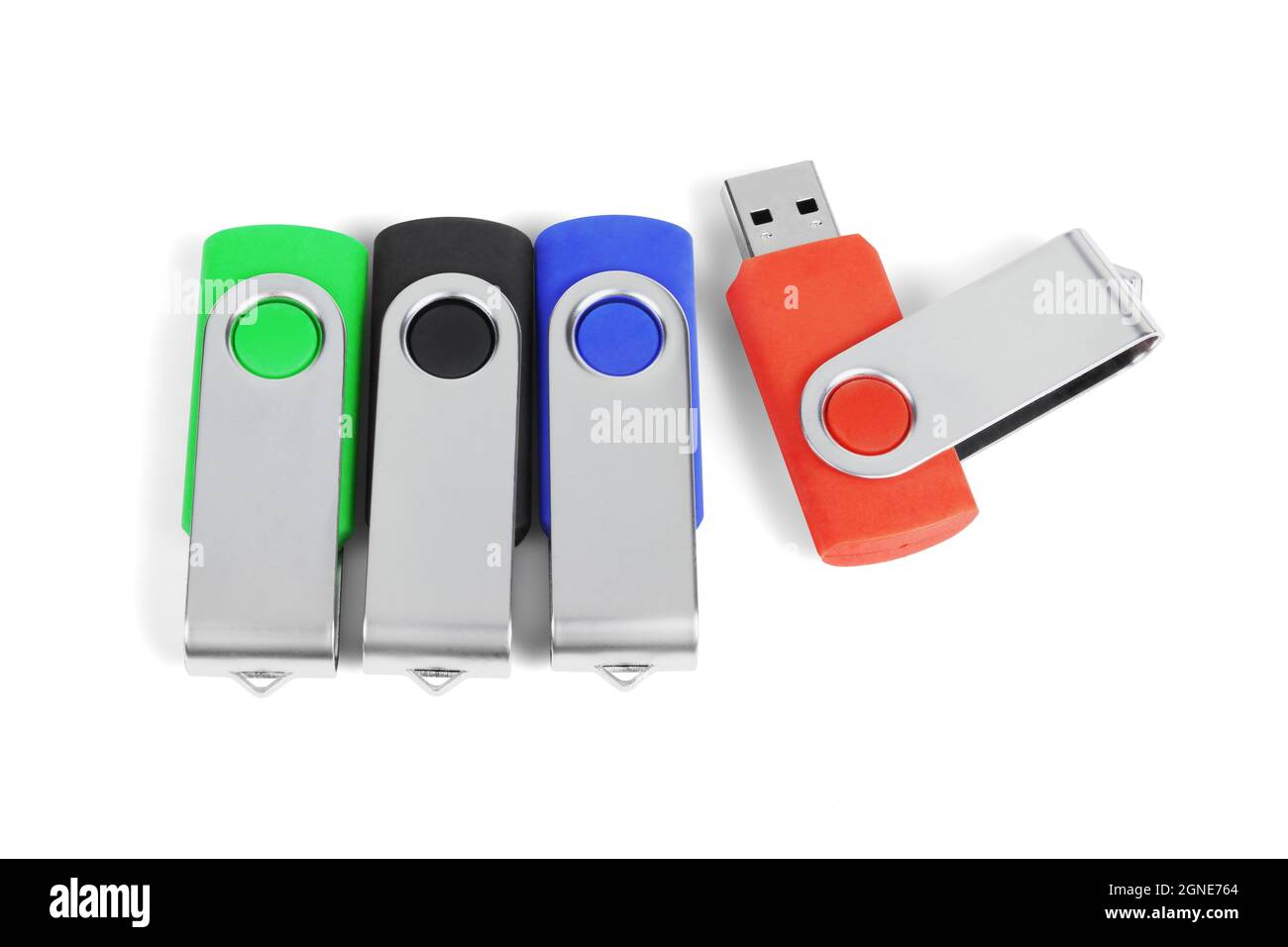 Quattro penne USB colorate su sfondo bianco Foto Stock