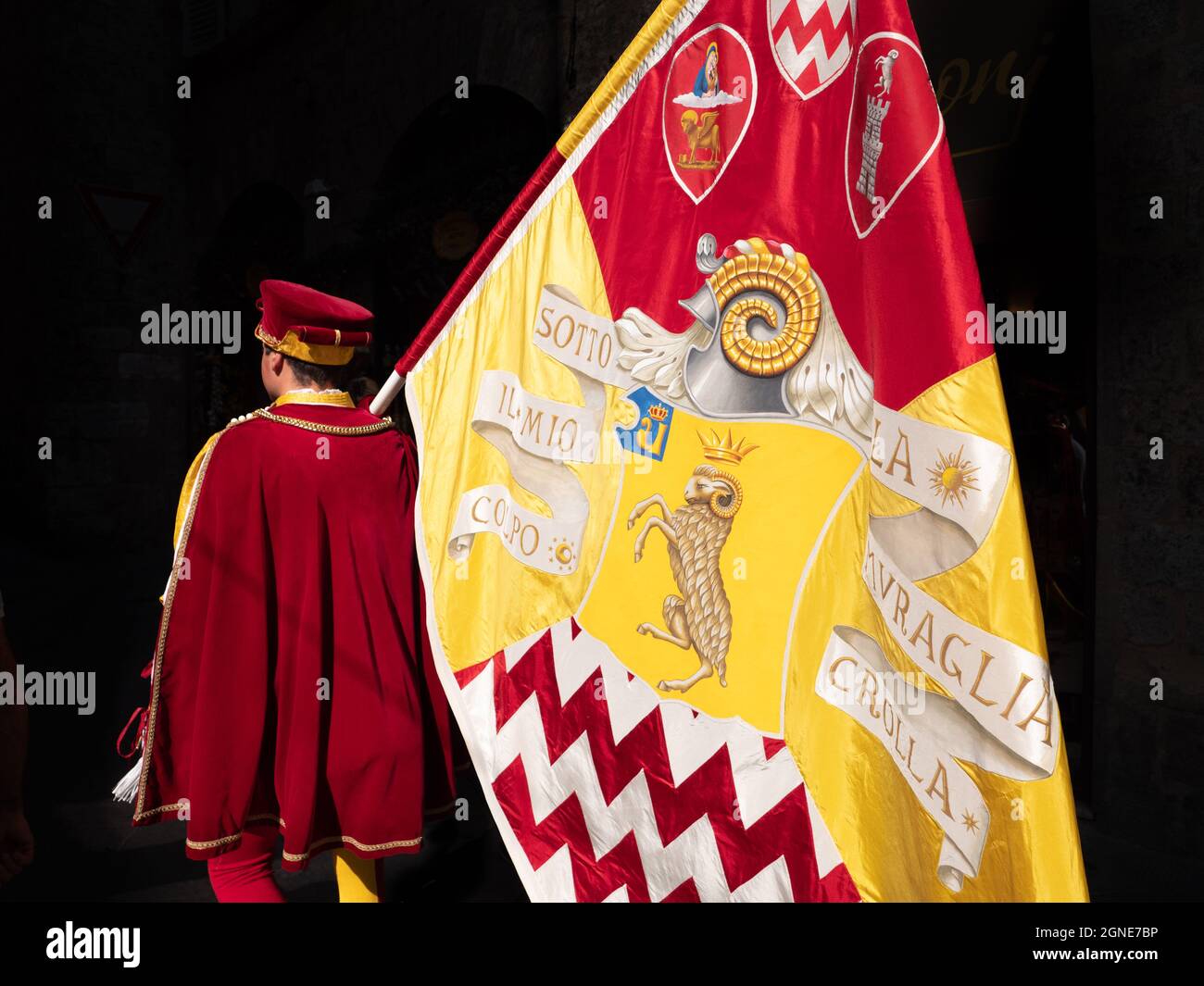 Siena, Italia - Agosto 15 2021: Portatore standard o portatore di bandiera del Contrade Shell o Seashell, una pagina recante il Banner del Nobile Contrada del Foto Stock