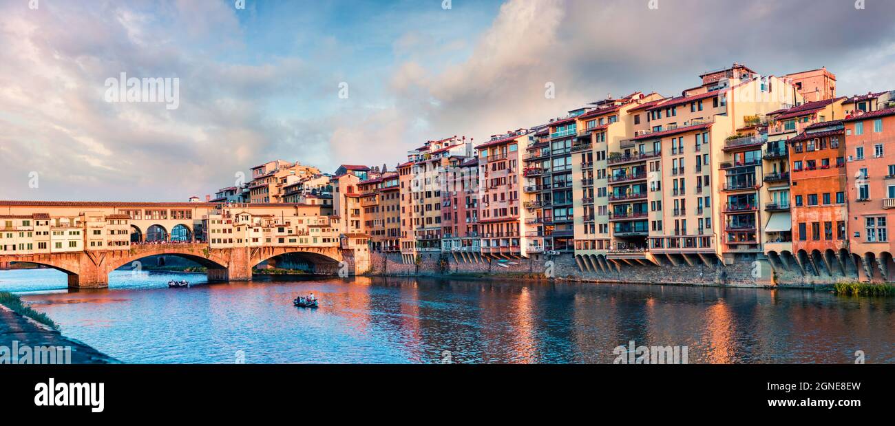 Pittoresco ponte medievale ad arco di origine romana - Ponte Vecchio sul fiume Arno. Colorato panorama primaverile di Firenze, Italia, Europa. Fatt Foto Stock