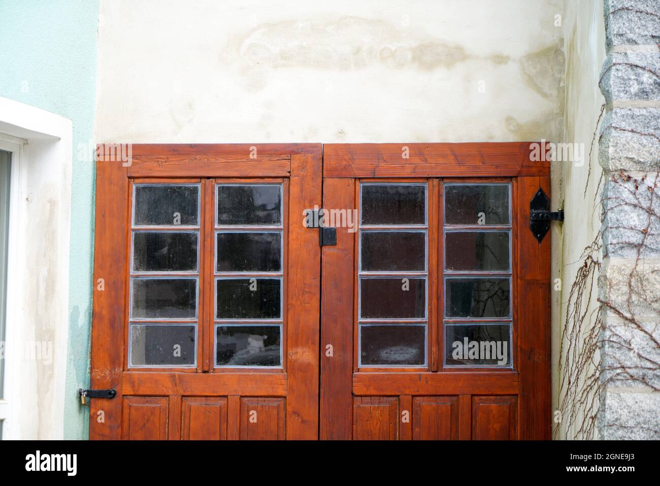 Vecchia porta massiccia con maniglia porta decorativa e serratura, tutto ancora funzionale Foto Stock
