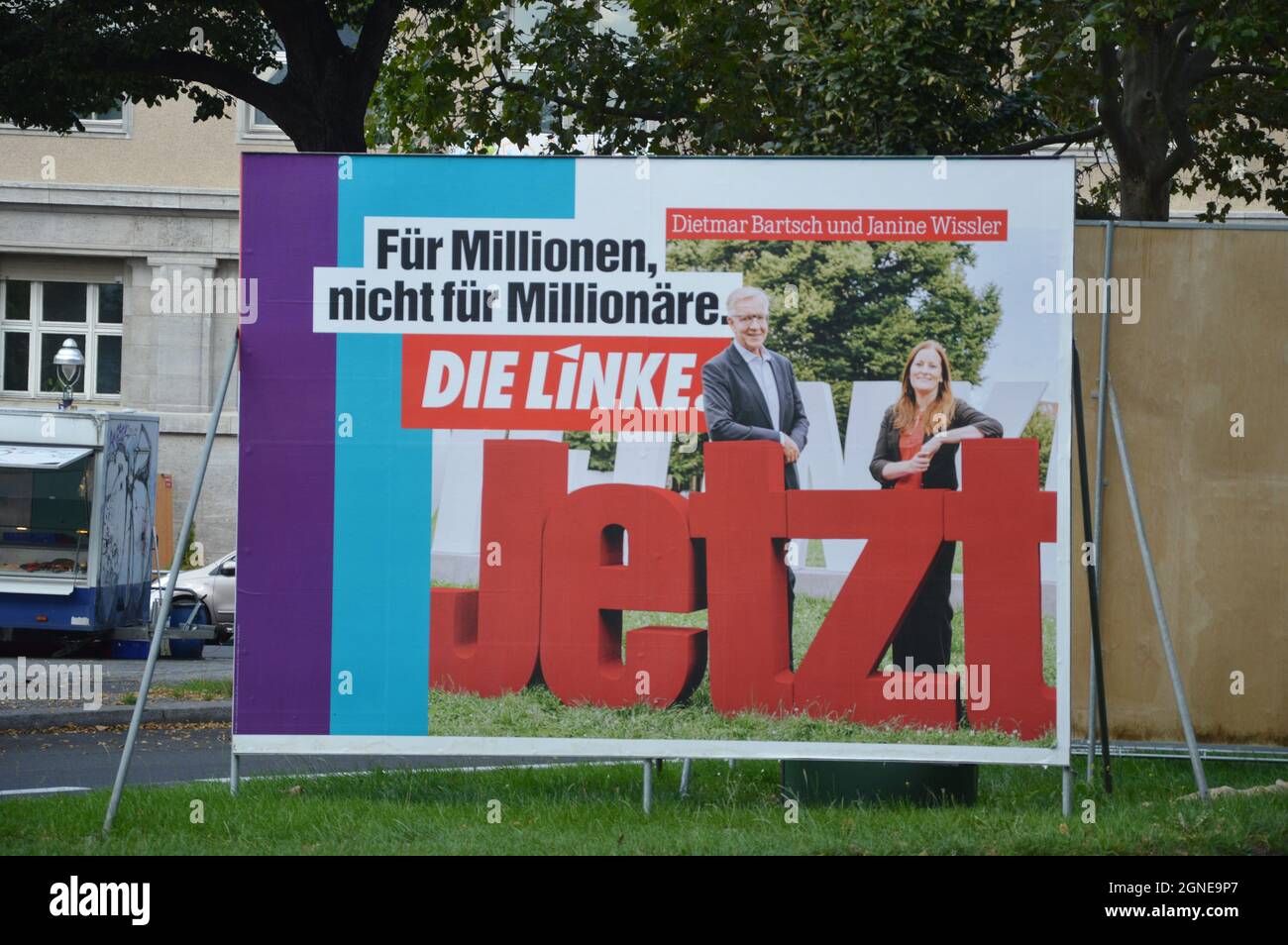 Manifesto della campagna del partito di sinistra (Die Linke) alla Rheinstrasse a Friedenau, Berlino, Germania - 11 settembre 2021. Foto Stock