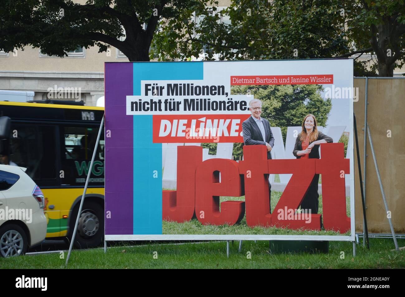 Manifesto della campagna del partito di sinistra (Die Linke) alla Rheinstrasse a Friedenau, Berlino, Germania - 11 settembre 2021. Foto Stock