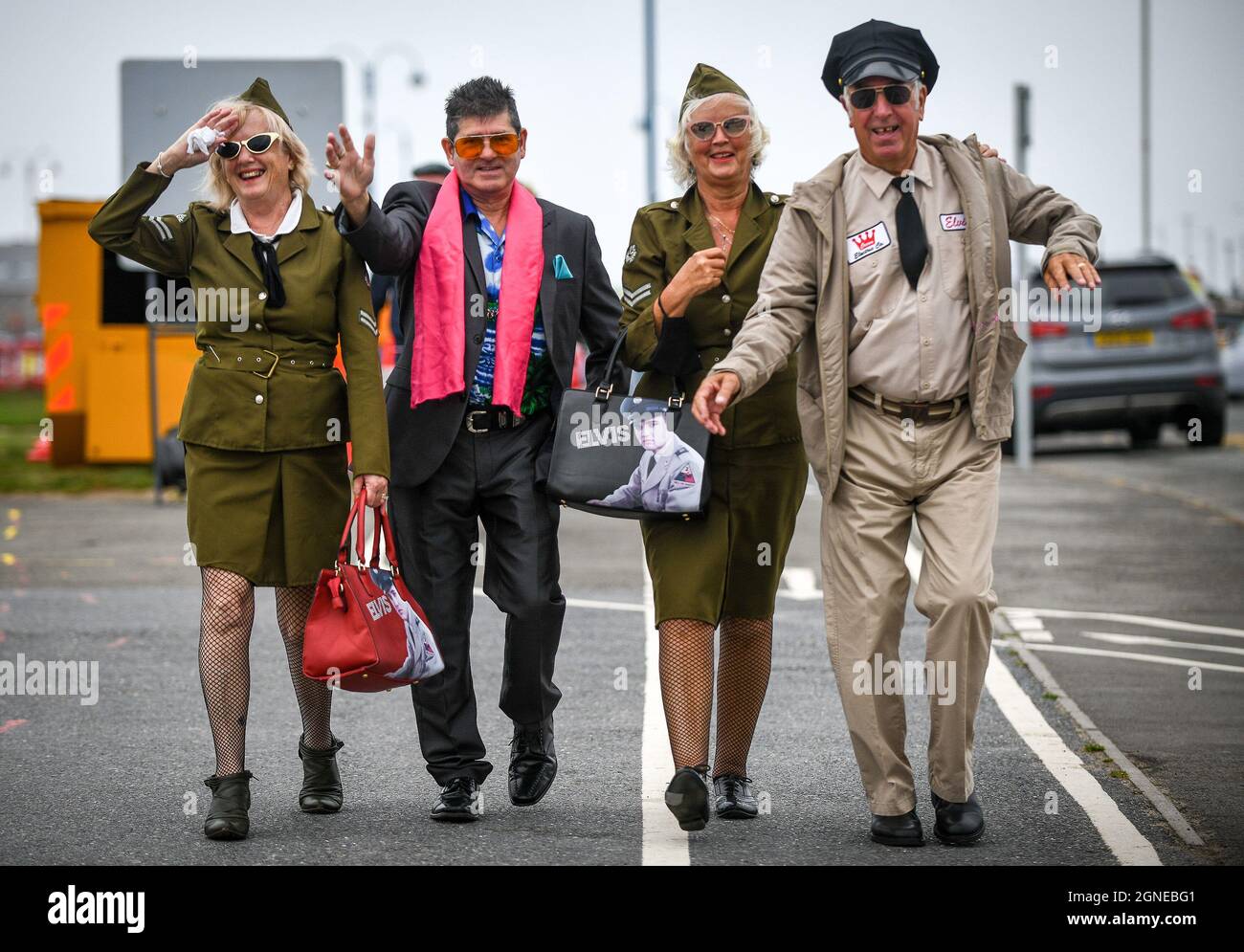 La gente comincia ad arrivare a Porthcawl nel Galles del Sud, mentre l'annuale Elvis Festival fa un ritorno per la prima volta dall'inizio della Pandemic questo fine settimana. L'evento vede migliaia di fan di Elvis che si affollano nella città di mare per celebrare la musica e la vita del "Re". Foto Stock