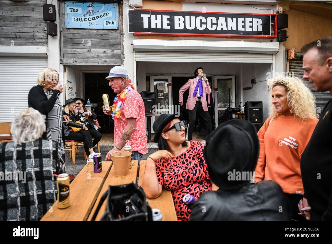 Il sosia di Elvis, Jeff Herman del North Carolina si esibisce al pub va all'annuale Festival di Elvis a Porthcawl, nel Galles del Sud, come fa un ritorno per la prima volta dall'inizio del Pandemic questo fine settimana. L'evento vede migliaia di fan di Elvis che si affollano nella città di mare per celebrare la musica e la vita del "Re". Foto Stock Il sosia di Elvis, Jeff Herman del North Carolina si esibisce al pub va all'annuale Festival di Elvis a Porthcawl, nel Galles del Sud, come fa un ritorno per la prima volta dall'inizio del Pandemic questo fine settimana. L'evento vede migliaia di fan di Elvis che si affollano nella città di mare per celebrare la musica e la vita del "Re". Foto Stock