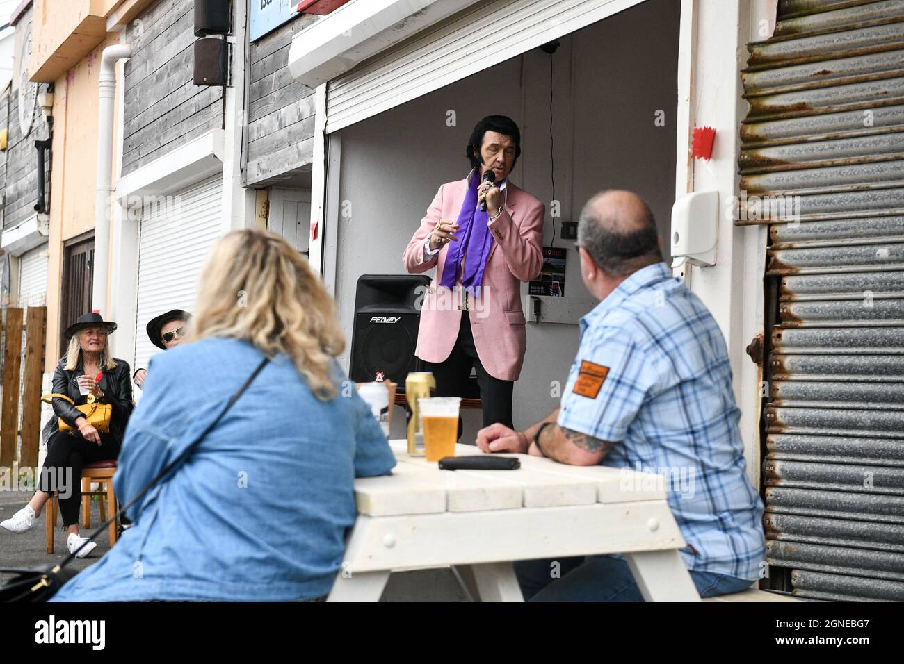 Il sosia di Elvis, Jeff Herman del North Carolina si esibisce al pub va all'annuale Festival di Elvis a Porthcawl, nel Galles del Sud, come fa un ritorno per la prima volta dall'inizio del Pandemic questo fine settimana. L'evento vede migliaia di fan di Elvis che si affollano nella città di mare per celebrare la musica e la vita del "Re". Foto Stock Il sosia di Elvis, Jeff Herman del North Carolina si esibisce al pub va all'annuale Festival di Elvis a Porthcawl, nel Galles del Sud, come fa un ritorno per la prima volta dall'inizio del Pandemic questo fine settimana. L'evento vede migliaia di fan di Elvis che si affollano nella città di mare per celebrare la musica e la vita del "Re". Foto Stock