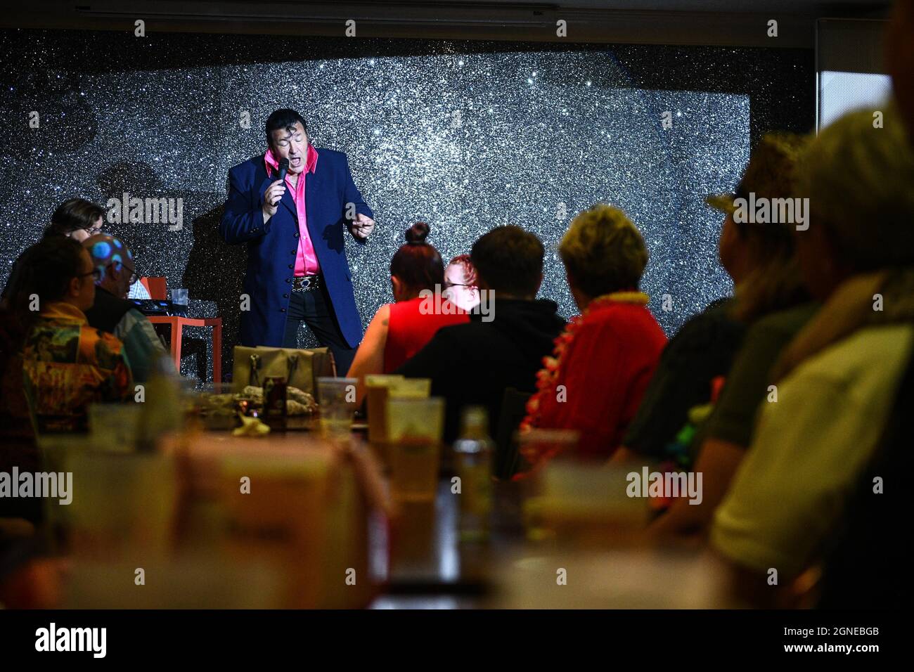 Il sosia di Elvis, Dave 'Rockin' Rilley, si esibisce al pub va all'annuale Festival di Elvis a Porthcawl, nel Galles del Sud, come fa un ritorno per la prima volta dall'inizio del Pandemic questo fine settimana. L'evento vede migliaia di fan di Elvis che si affollano nella città di mare per celebrare la musica e la vita del "Re". Foto Stock Il sosia di Elvis, Dave 'Rockin' Rilley, si esibisce al pub va all'annuale Festival di Elvis a Porthcawl, nel Galles del Sud, come fa un ritorno per la prima volta dall'inizio del Pandemic questo fine settimana. L'evento vede migliaia di fan di Elvis che si affollano nella città di mare per celebrare la musica e la vita del "Re". Foto Stock