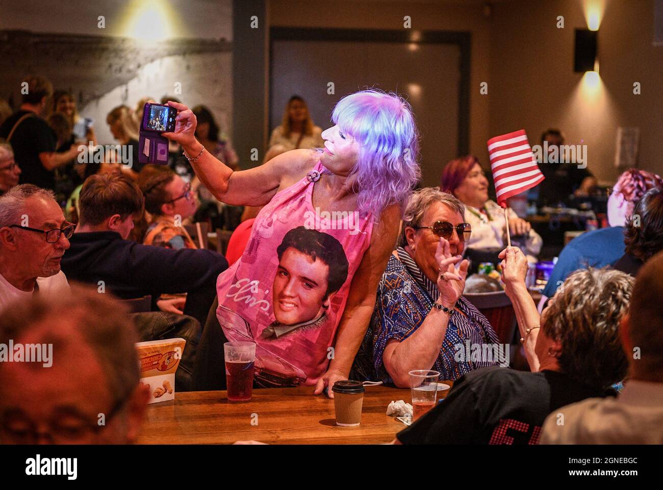 Un fan di Elvis prende un selfie durante uno spettacolo all'annuale Festival di Elvis a Porthcawl, nel Galles del Sud, in quanto fa un ritorno per la prima volta dall'inizio del Pandemic questo fine settimana. L'evento vede migliaia di fan di Elvis che si affollano nella città di mare per celebrare la musica e la vita del "Re". Foto Stock Un fan di Elvis prende un selfie durante uno spettacolo all'annuale Festival di Elvis a Porthcawl, nel Galles del Sud, in quanto fa un ritorno per la prima volta dall'inizio del Pandemic questo fine settimana. L'evento vede migliaia di fan di Elvis che si affollano nella città di mare per celebrare la musica e la vita del "Re". Foto Stock